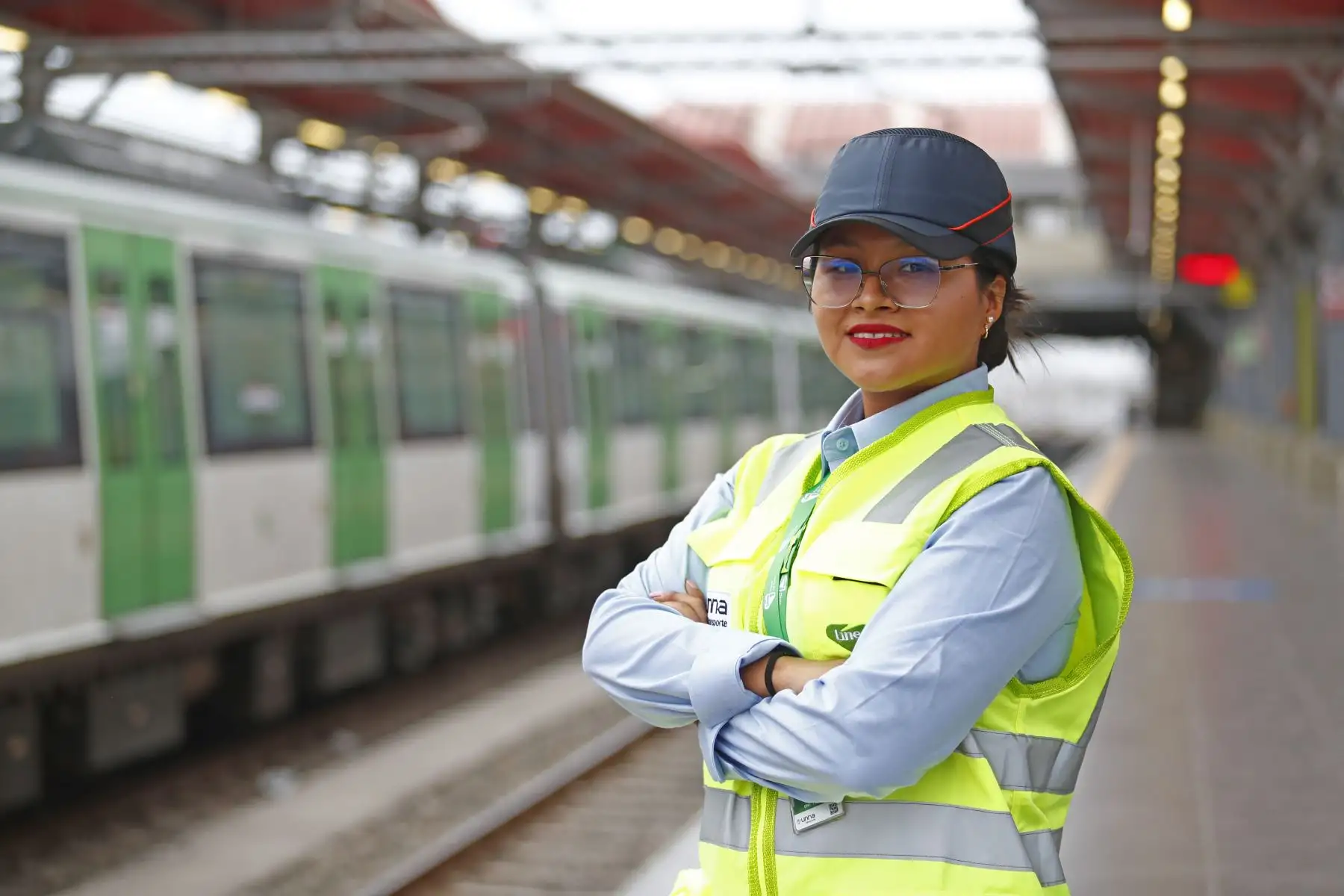 Abigail Génesis Guillén Torres es una joven de 24 años de edad, estudiante de ingeniería industrial, que desde hace casi 2 años trabaja como conductora de trenes de la Línea 1 del Metro de Lima, destacando por su buena labor profesional en el marco de las celebraciones por el Día Internacional de la Mujer. Foto: ANDINA/Daniel Bracamonte