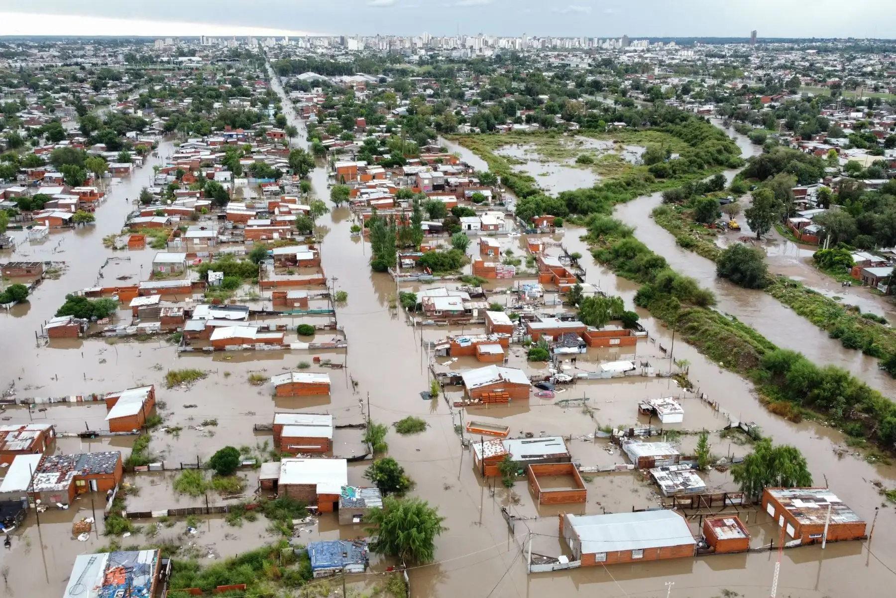 Calles inundadas por fuertes lluvias este viernes, en Bahía Blanca (Argentina). El Gobierno de la provincia de Buenos Aires afirmó que puede haber más víctimas producto del temporal en la ciudad argentina de Bahía Blanca, pues aún hay barrios donde los servicios de emergencia no han podido llegar por estar cubiertos bajo dos metros de agua. Foto. ANDINA/Foto: EFE