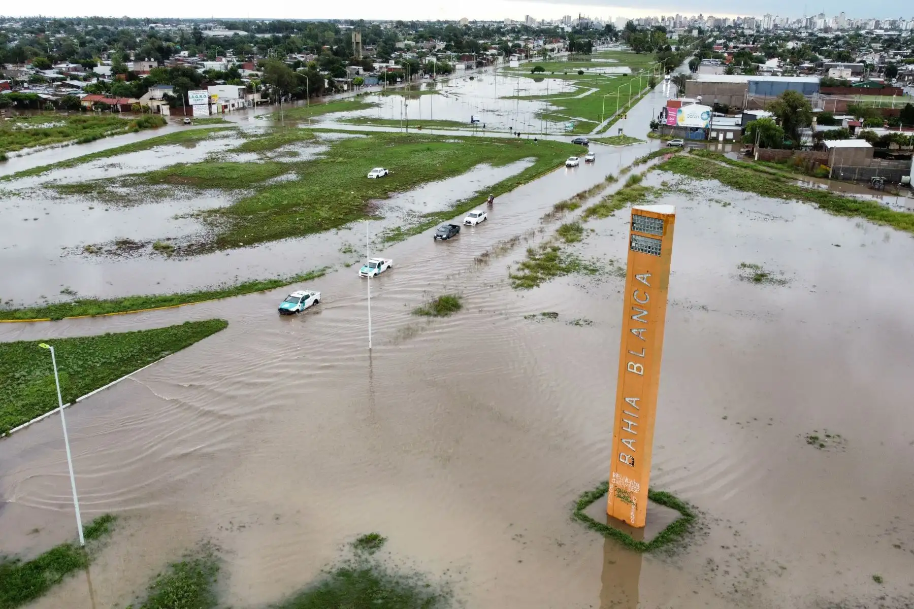 Calles inundadas por fuertes lluvias este viernes, en Bahía Blanca (Argentina). El Gobierno de la provincia de Buenos Aires afirmó que puede haber más víctimas producto del temporal en la ciudad argentina de Bahía Blanca, pues aún hay barrios donde los servicios de emergencia no han podido llegar por estar cubiertos bajo dos metros de agua. Foto. ANDINA/ EFE