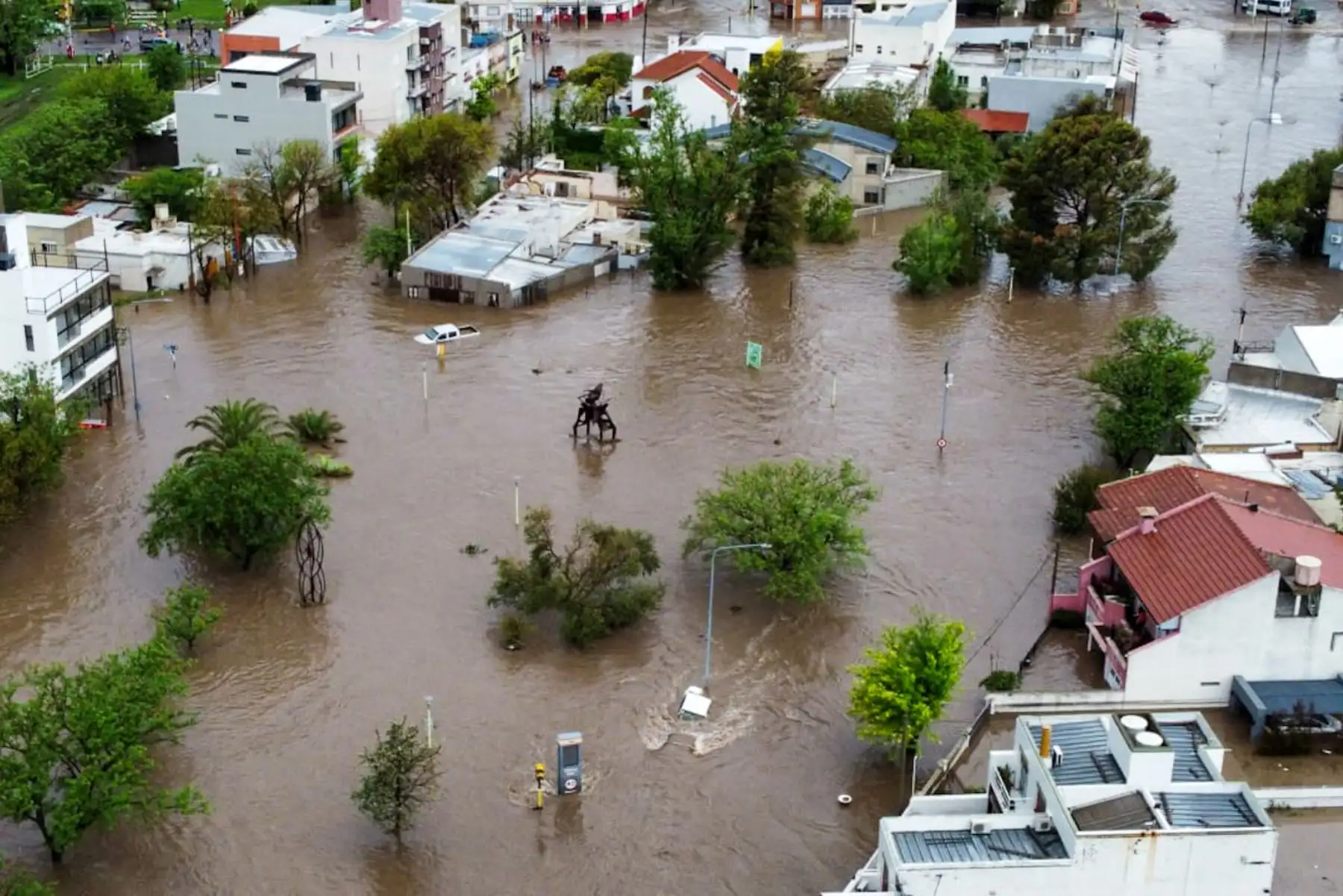 Calles inundadas por fuertes lluvias este viernes, en Bahía Blanca (Argentina). Al menos seis personas murieron por las inundaciones en la ciudad argentina de Bahía Blanca, situada a 650 kilómetros al sur de Buenos Aires. Foto: ANDINA/EFE
