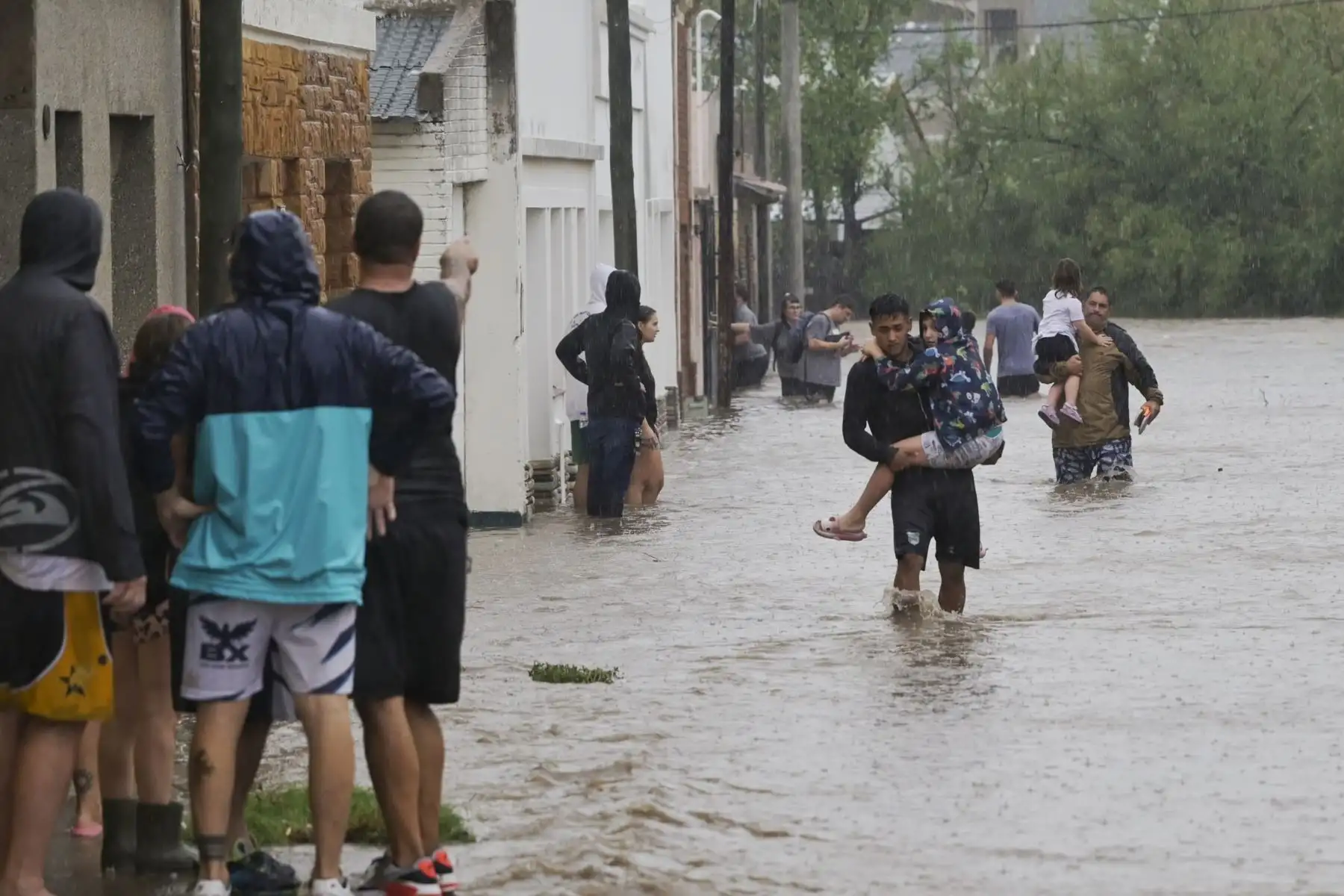 Calles inundadas por fuertes lluvias este viernes, en la ciudad de Bahía Blanca, Argentina. Foto: EFE