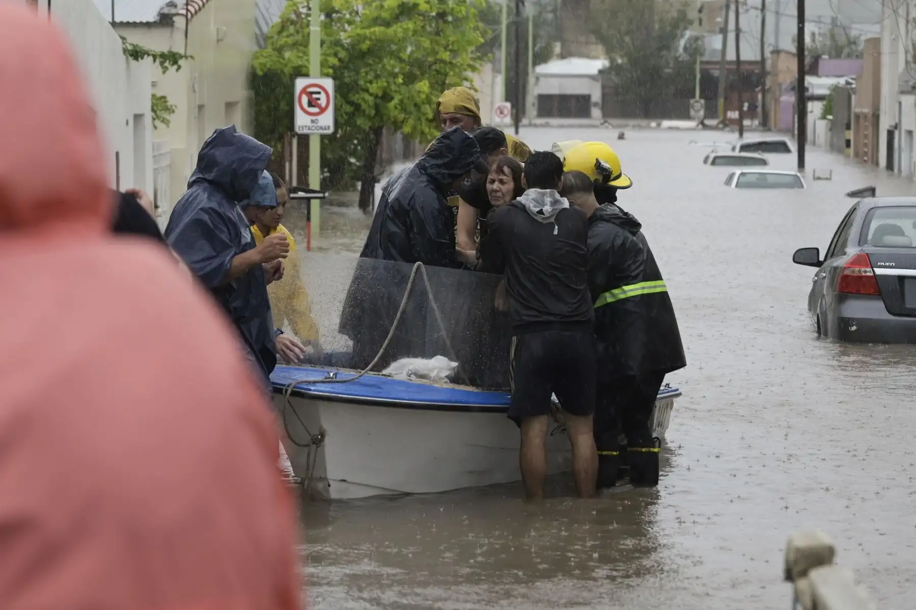 Una mujer es rescata de una inundación este viernes, en Bahía Blanca (Argentina). El Gobierno de la provincia de Buenos Aires afirmó que puede haber más víctimas producto del temporal en la ciudad argentina de Bahía Blanca, pues aún hay barrios donde los servicios de emergencia no han podido llegar por estar cubiertos bajo dos metros de agua. 
Foto: ANDINA/EFE