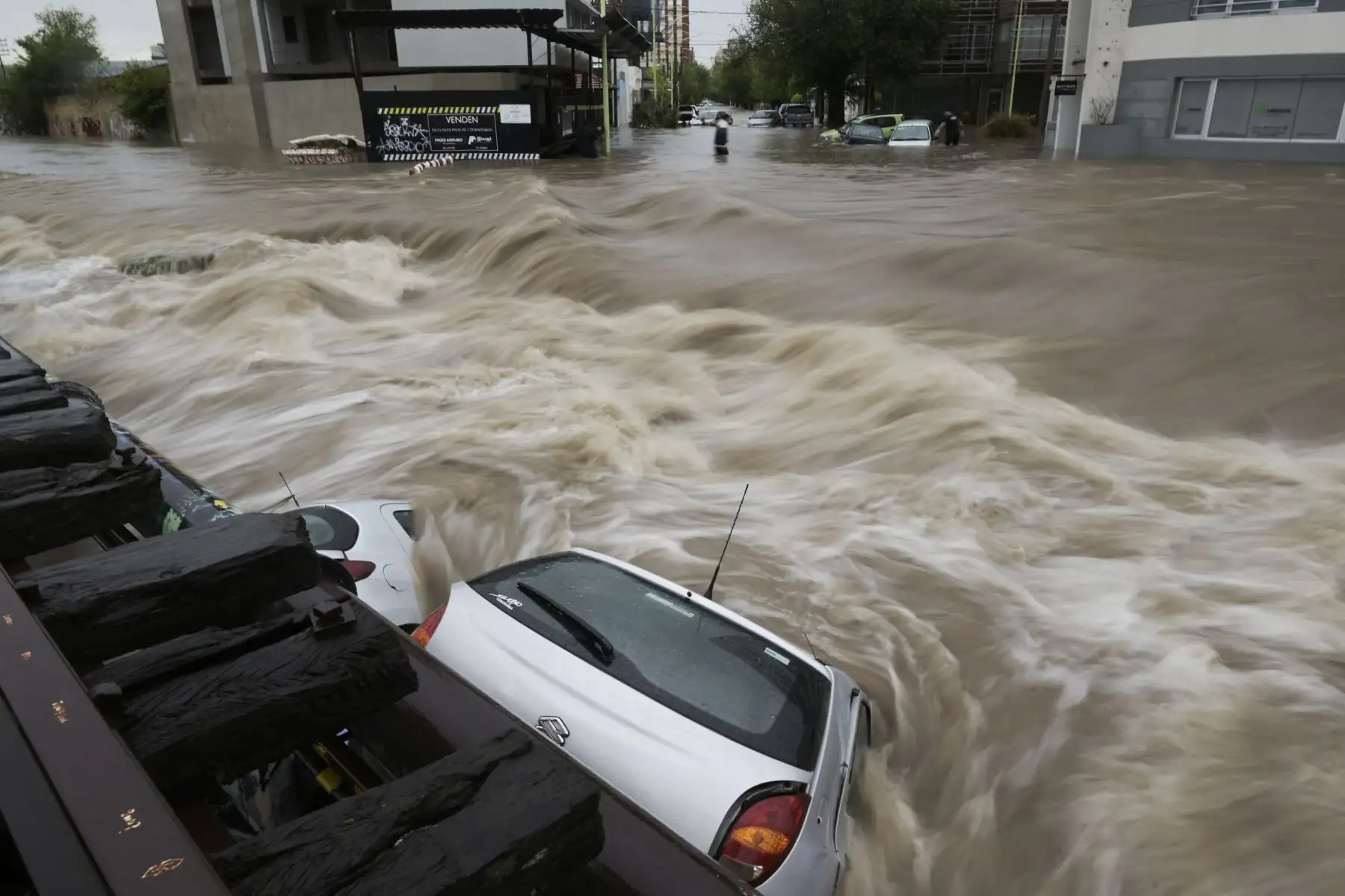 Una calle inundada por fuertes lluvias este viernes, en Bahía Blanca (Argentina). El Gobierno de la provincia de Buenos Aires afirmó que puede haber más víctimas producto del temporal en la ciudad argentina de Bahía Blanca, pues aún hay barrios donde los servicios de emergencia no han podido llegar por estar cubiertos bajo dos metros de agua. Foto. ANDINA/EFE