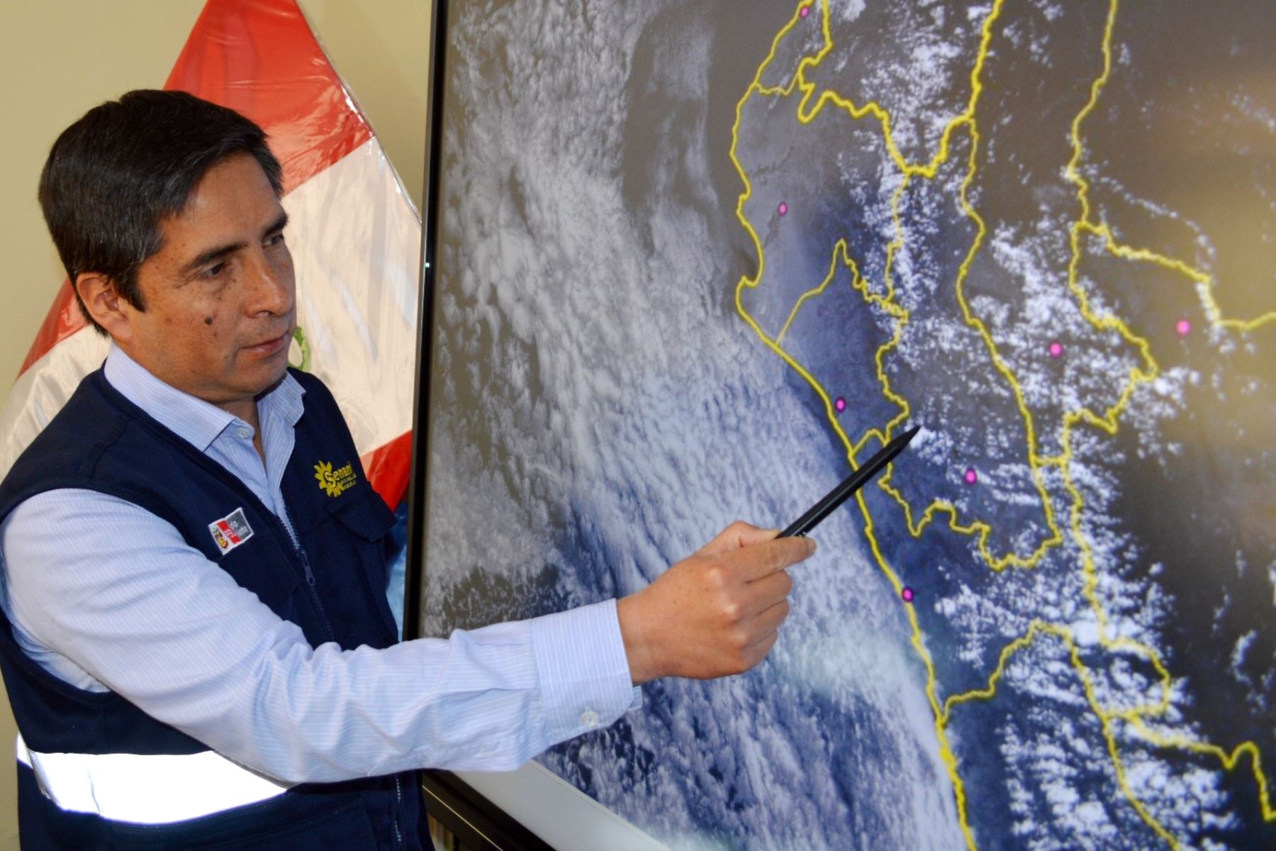 El director del Senamhi Cajamarca, Iván Veneros Terán, explica qué se espera para los próximos días en la región. Foto: Cortesía Eduard Lozano