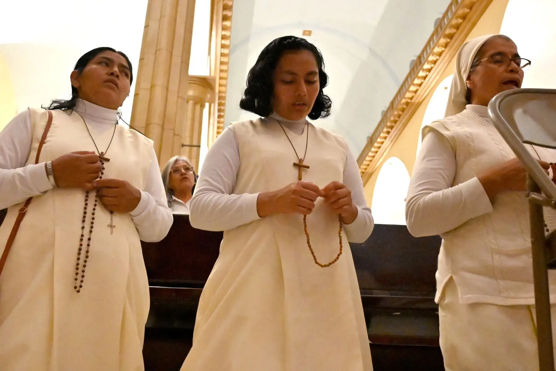 Monjas católicas rezan por la salud del Papa Francisco en la iglesia de Suyapa en Tegucigalpa, Honduras.
Foto: AFP