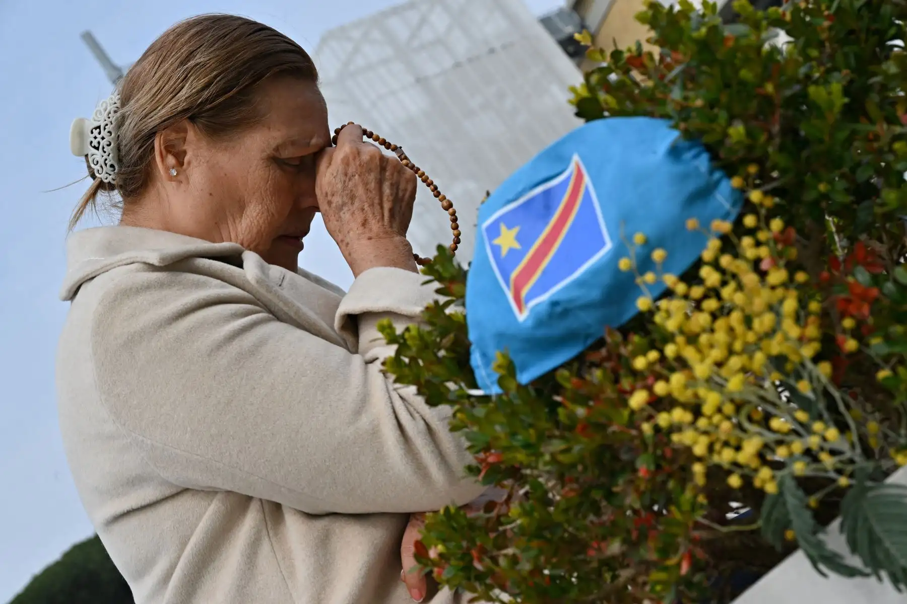 Una mujer reza ante la estatua de Juan Pablo II afuera del Hospital Universitario Gemelli, donde el Papa Francisco está hospitalizado con neumonía, en Roma.
Foto: AFP