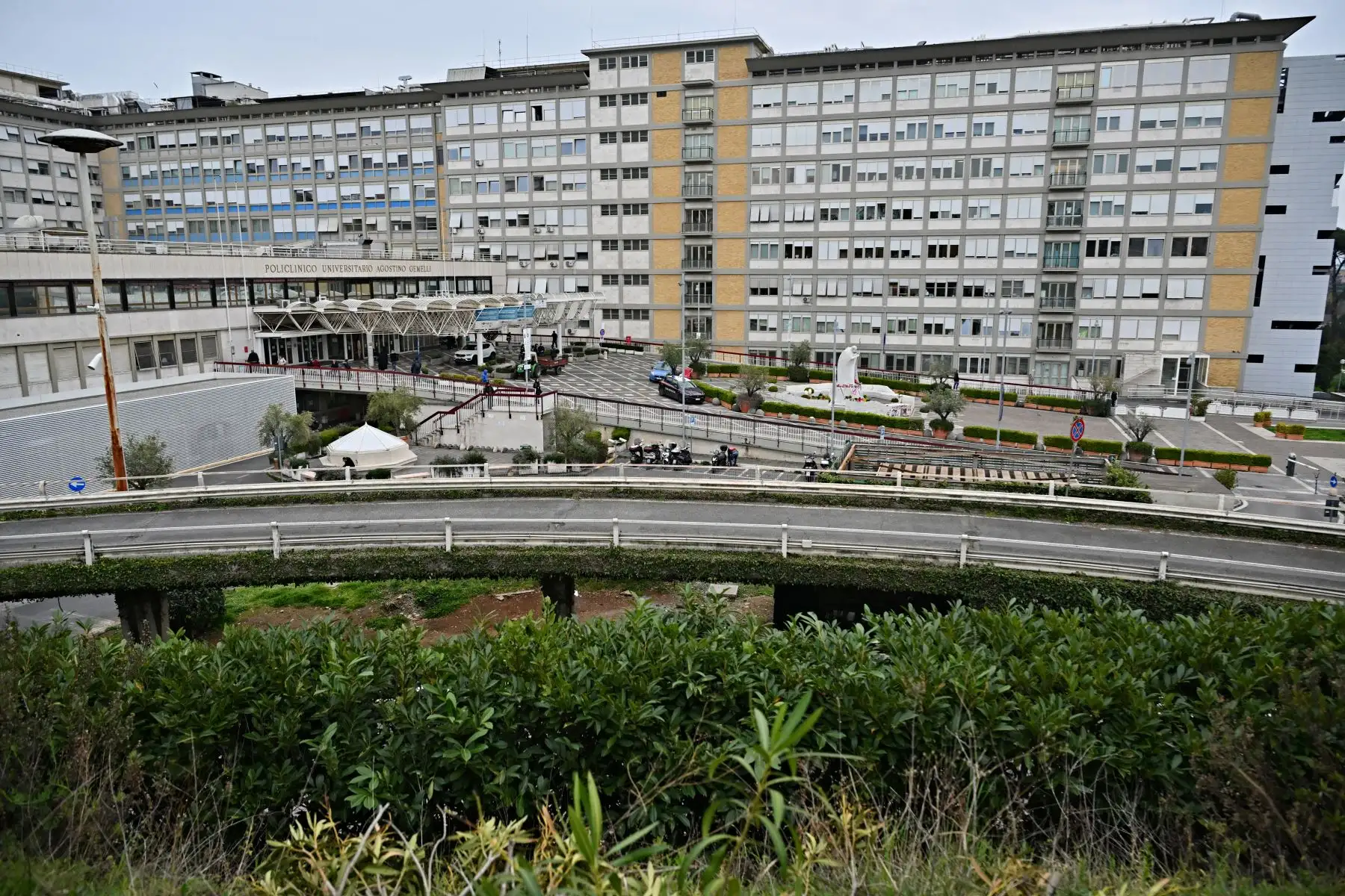 Vista del Hospital Universitario Gemelli, donde el Papa Francisco está internado por neumonía, en Roma.
Foto: AFP