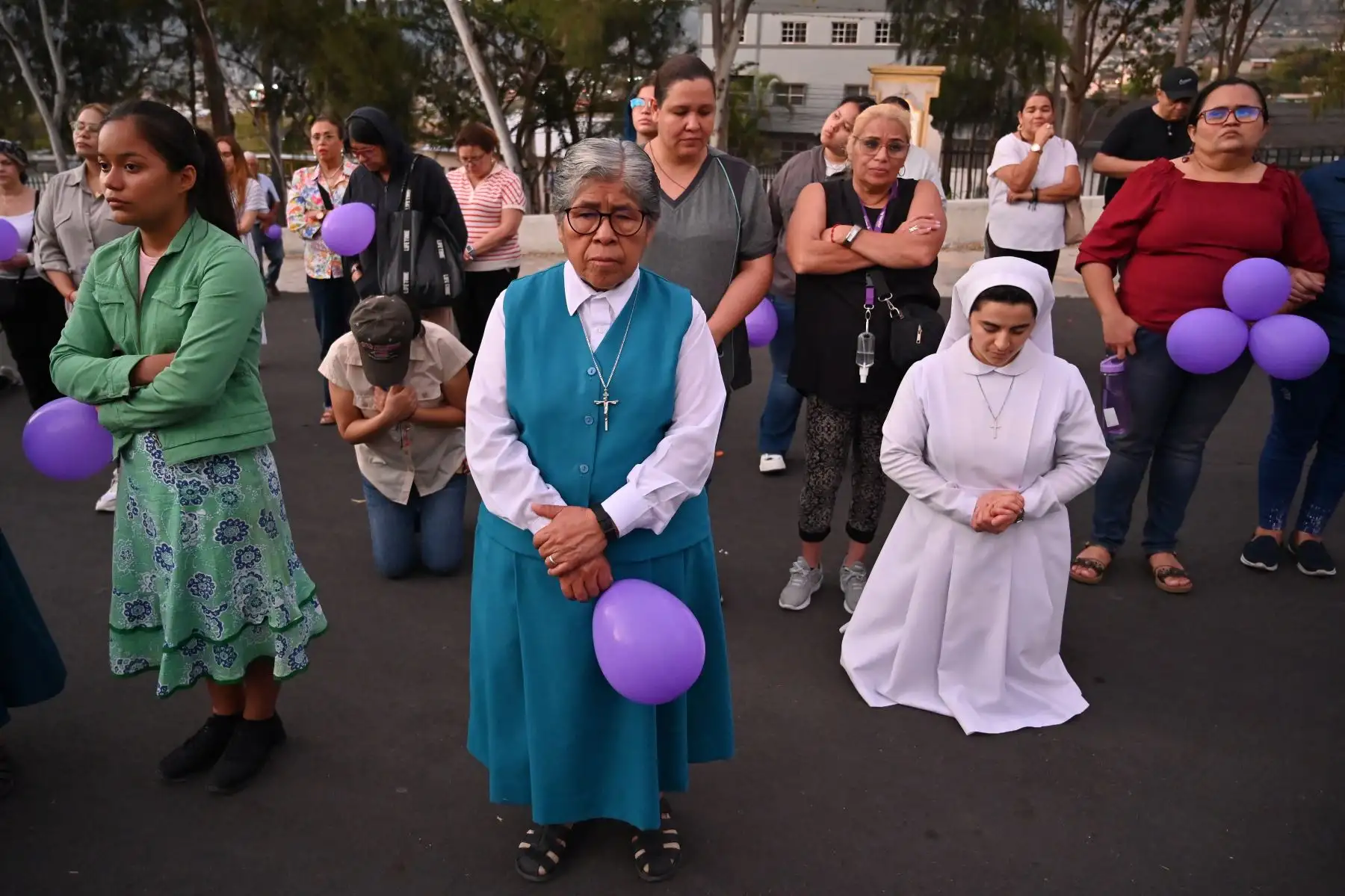 Los fieles rezan por la salud del Papa Francisco frente a la iglesia de Suyapa en Tegucigalpa, Honduras.
Foto: AFP