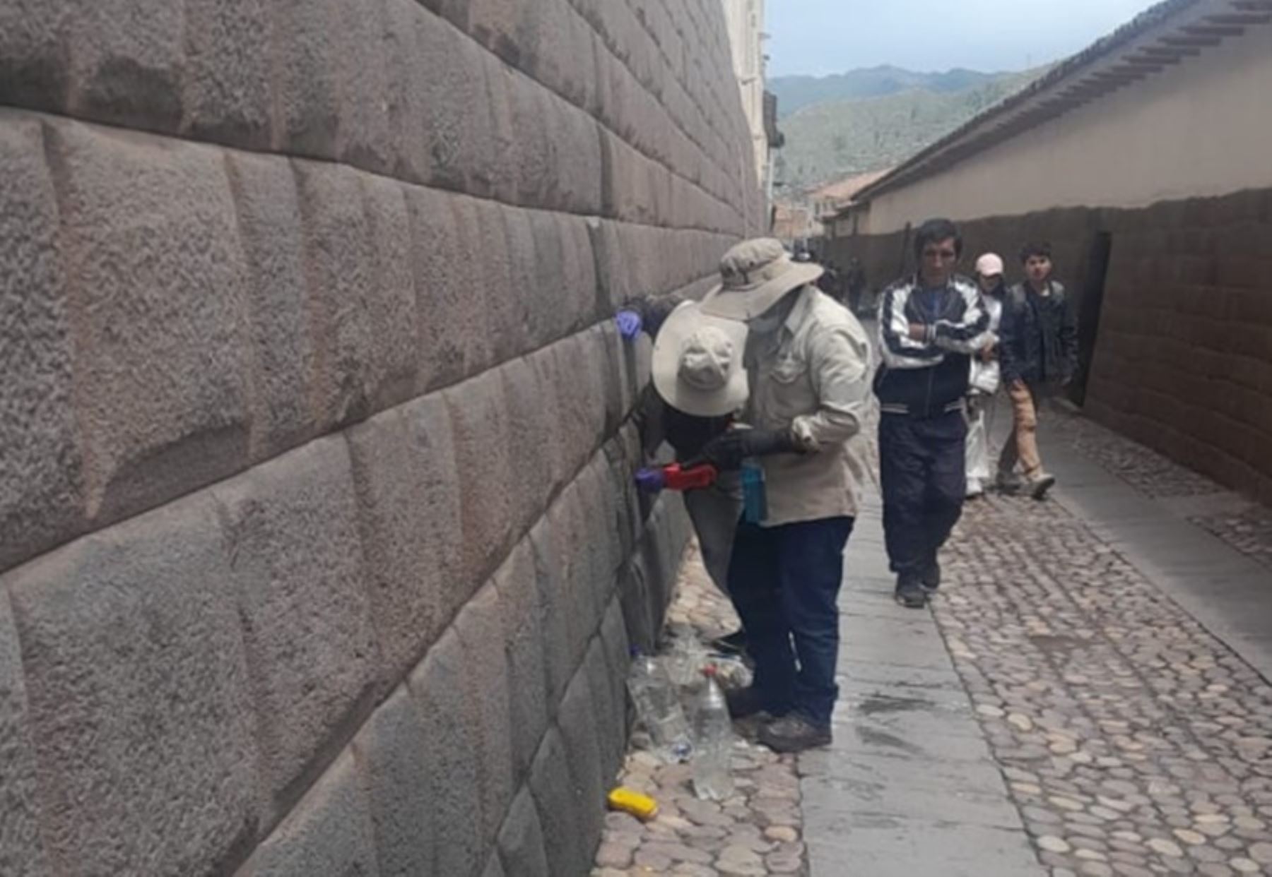 Al menos 165 elementos pétreos, de unos 48 sitios que están en el centro histórico de la ciudad del Cusco, resultaron afectados por diferentes insumos utilizados por personas que jugaron a los carnavales, informó la Dirección Desconcentrada de Cultura de Cusco.