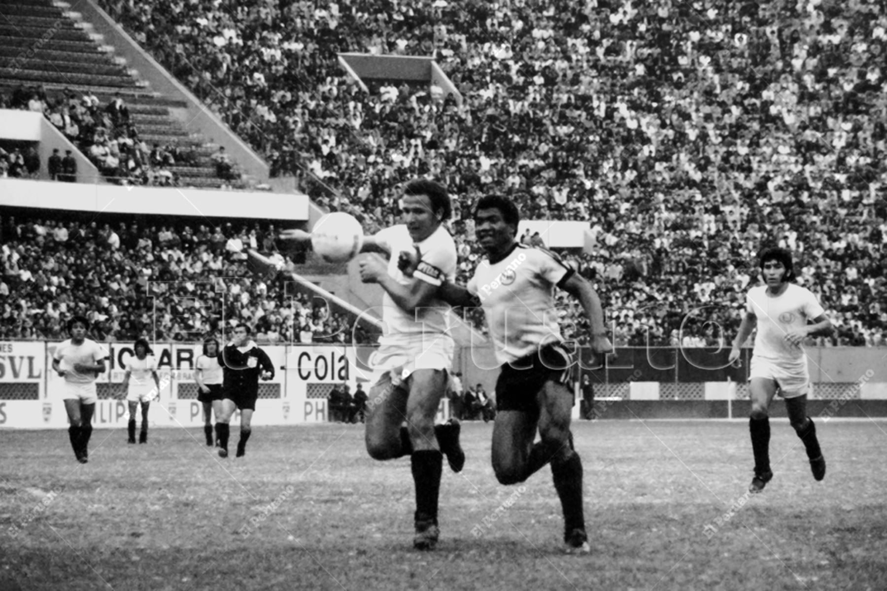 Lima - 1 agosto 1976 / Duelo aparte. Guillermo La Rosa disputa el balón con Fernando Cuéllar en el partido entre Sport Boys y Universitario de Deportes en el Estadio Nacional que terminó con triunfo crema por 3-2. Foto: Archivo Histórico de El Peruano / Raúl Sagástegui