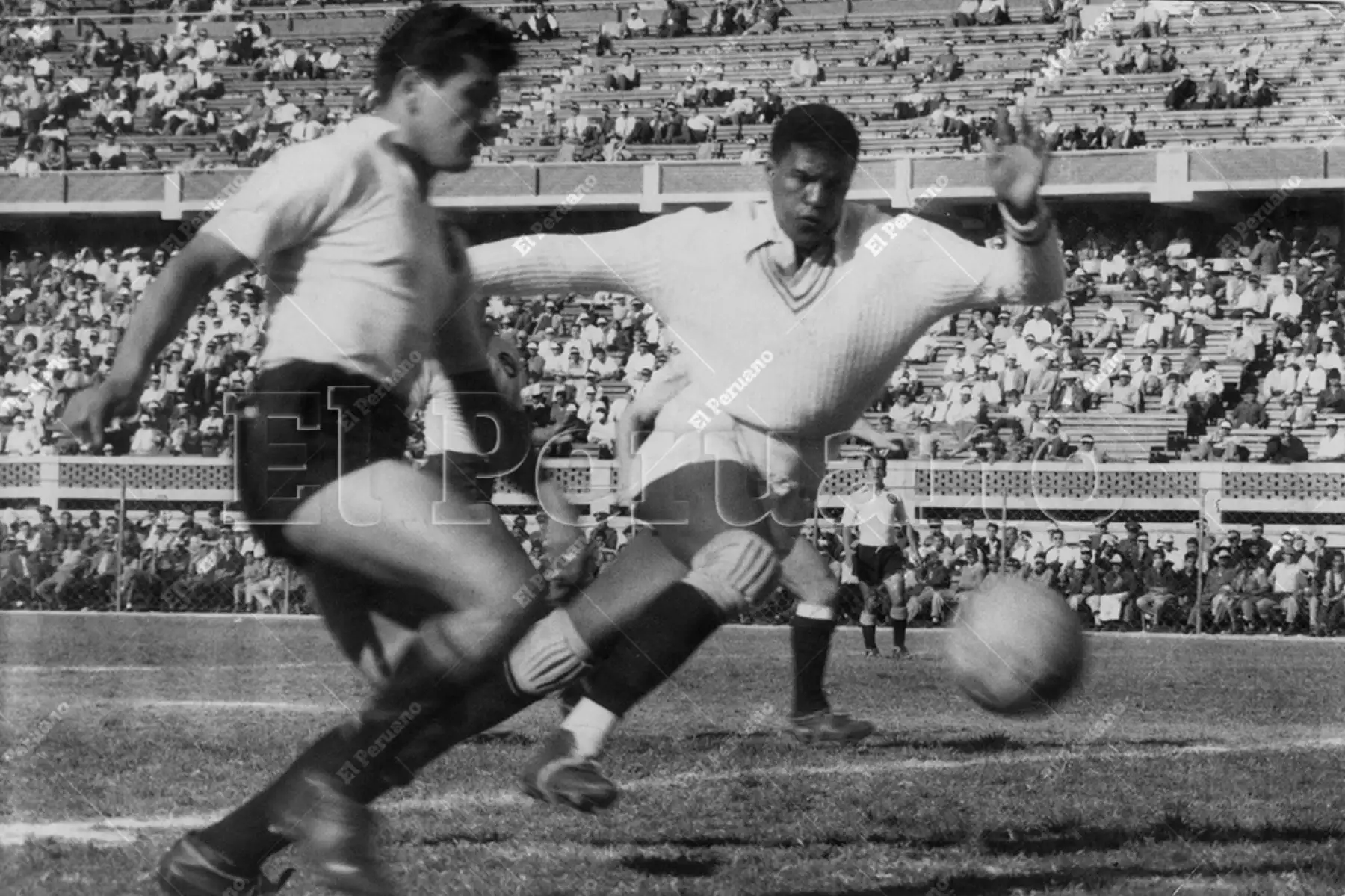 Lima  27 - octubre de 1956 / Imponente. El arquero de Universitario de Deportes, Dimas Zegarra, en acción frente al Sport Boys en el clásico Lima-Callao por el campeonato nacional. Foto: Archivo Histórico de El Peruano / Braulio Cabrera