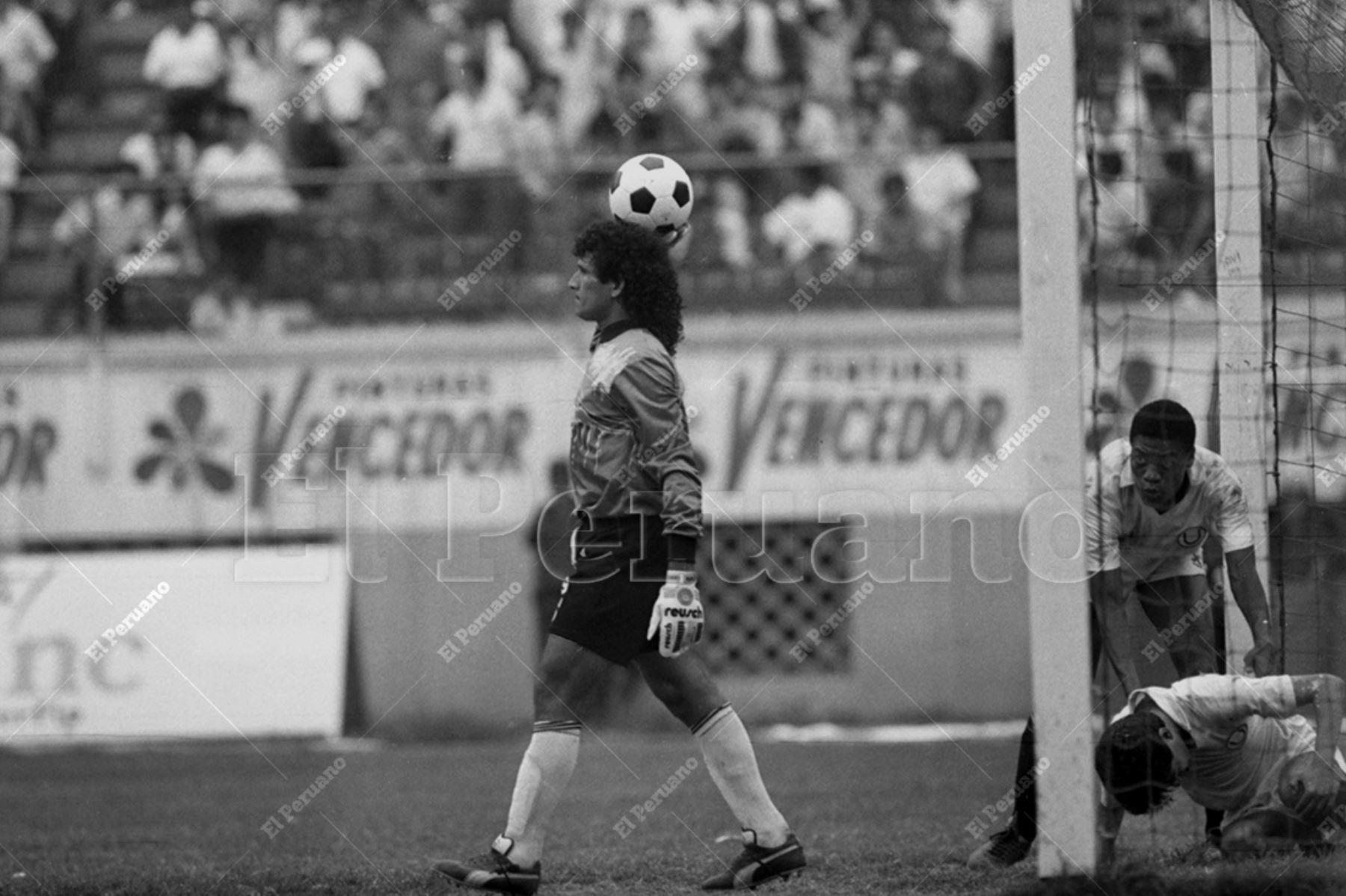 Lima - 22 diciembre 1991 / Impasable. El portero paraguayo Jacinto Rodríguez contiene el ataque rival.  Sport Boys se quedó con el subcampeonato nacional al vencer en tanda de penales a Universitario de Deportes. Foto: Archivo Histórico de El Peruano / Rómulo Luján