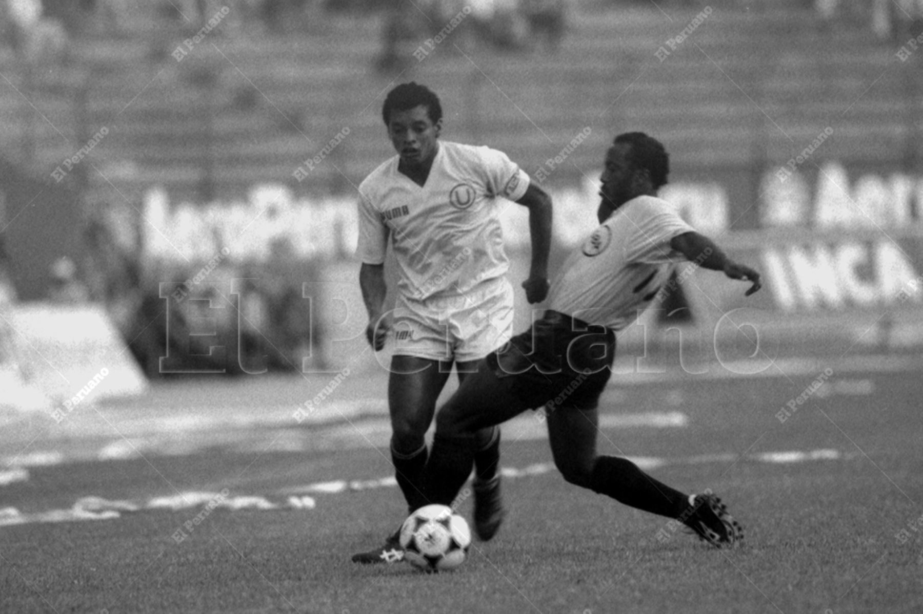 Lima - 3 febrero 1991 / Baluarte. Leo Rojas contiene el ataque de Carlos Enrique Paris. Universitario de Deportes venció a Sport Boys y se coronó campeón nacional. Foto: Archivo Histórico de El Peruano / Rómulo Luján