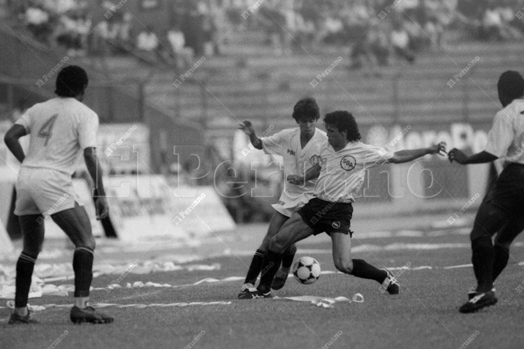 Lima - 3 febrero 1991 / Talentos. Alfonso "Puchungo" Yáñez disputa el balón con Marquinho. Universitario de Deportes se coronó campeón al vencer al Sport Boys del Callao en el Estadio Nacional. Foto: Archivo Histórico de El Peruano / Rómulo Luján