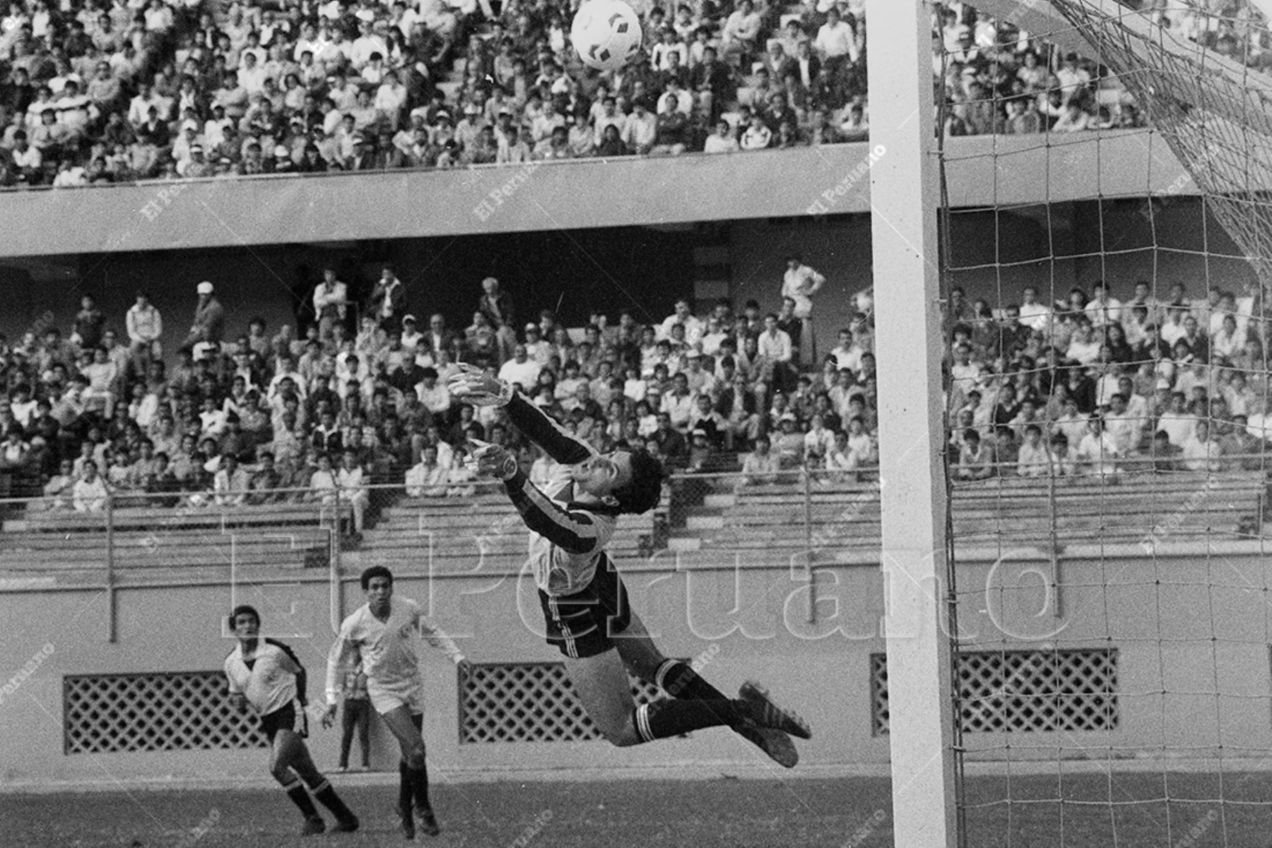 Lima - 15 julio 1984 / El gol. César Chávez no puede contener un remate del delantero porteño Víctor Hurtado.  Sport Boys derrotó 2-1 a Universitario de Deportes y marcha imparable en el  Campeonato Descentralizado. Foto: Archivo Histórico de El Peruano / Rómulo Luján