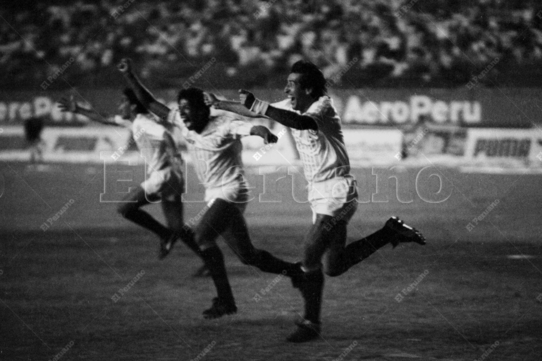 Lima - 3 febrero 1991 / El grito de gol. Álvaro Barco, Pedro Requena y Héctor Cedres celebran un gol de Universitario que se coronó campeón nacional al vencer al Sport Boys del Callao. Foto: Archivo Histórico de El Peruano / Norman Córdova