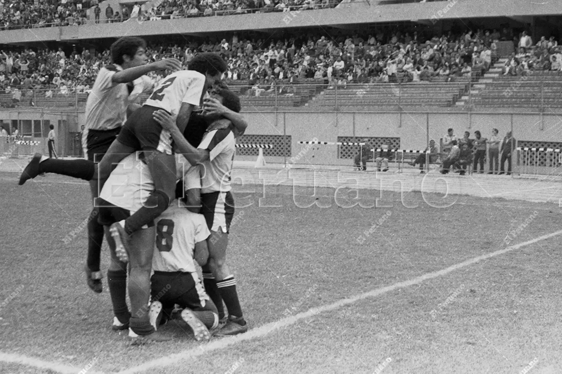 Lima - 15 julio 1984 / Montaña rosa. Jugadores del Sport Boys celebran la victoria de su equipo sobre Universitario por 2-1. El cuadro porteño marcha imparable en el campeonato nacional. Foto: Archivo Histórico de El Peruano / Pedro Arroyo