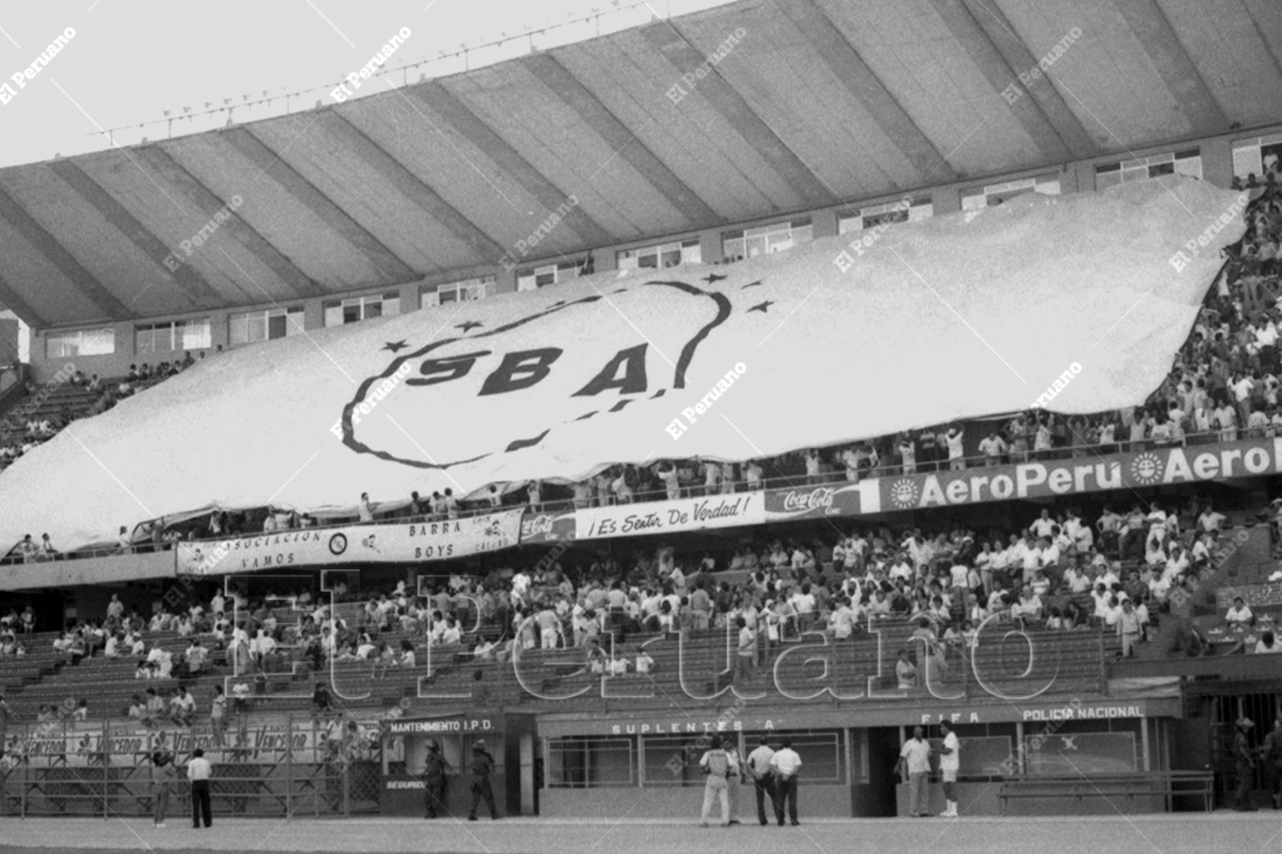 Lima - 3 febrero 1991 / La leal barra "Vamos Boys" despliega una enorme bandera en la tribuna occidente alta del Estadio Nacional  durante la final entre Universitario de Deportes y Sport Boys del Callao. Foto: Archivo Histórico de El Peruano / Onésimo Bottoni