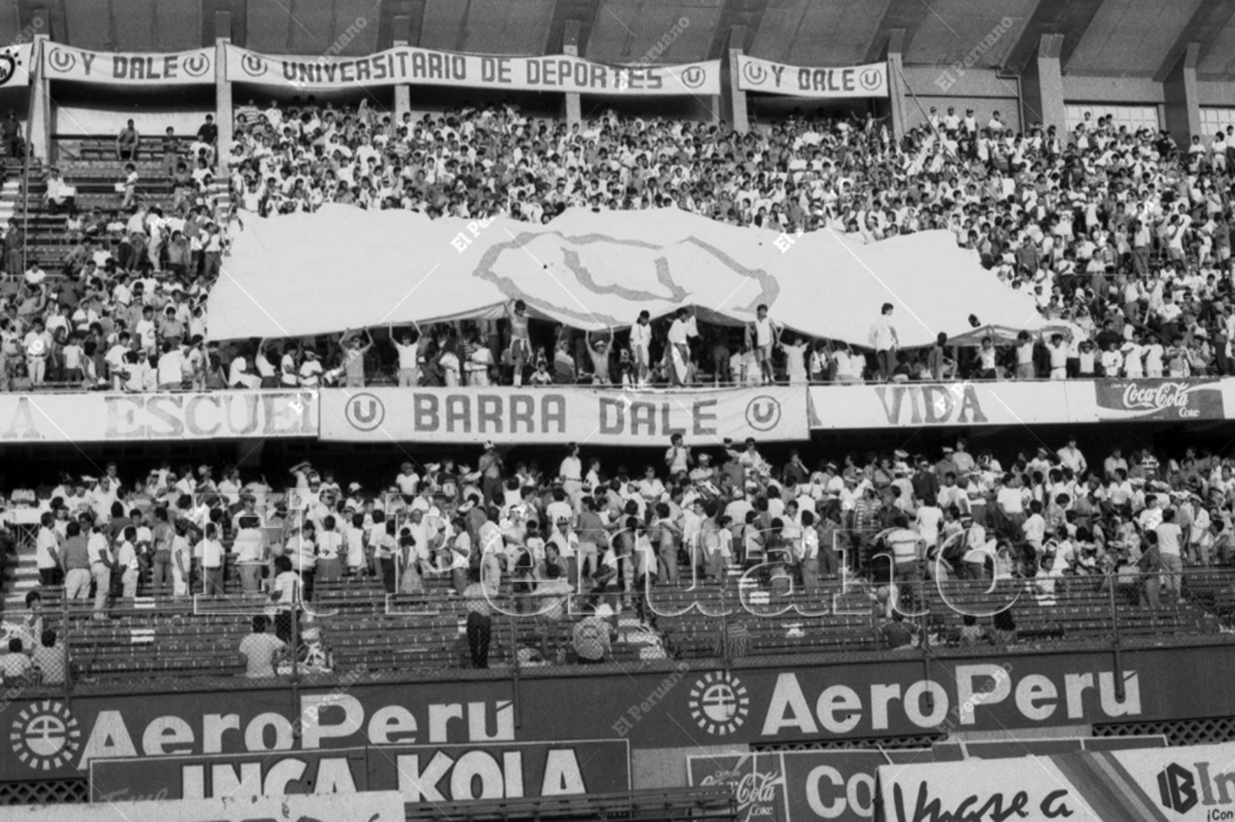 Lima - 3 febrero 1991 / La histórica barra "Dale U" en la tribuna oriente del Estadio Nacional alentó en todo momento a Universitario de Deportes en la final del campeonato frente al Sport Boys del Callao. Foto: Archivo Histórico de El Peruano / Virgilio Molero