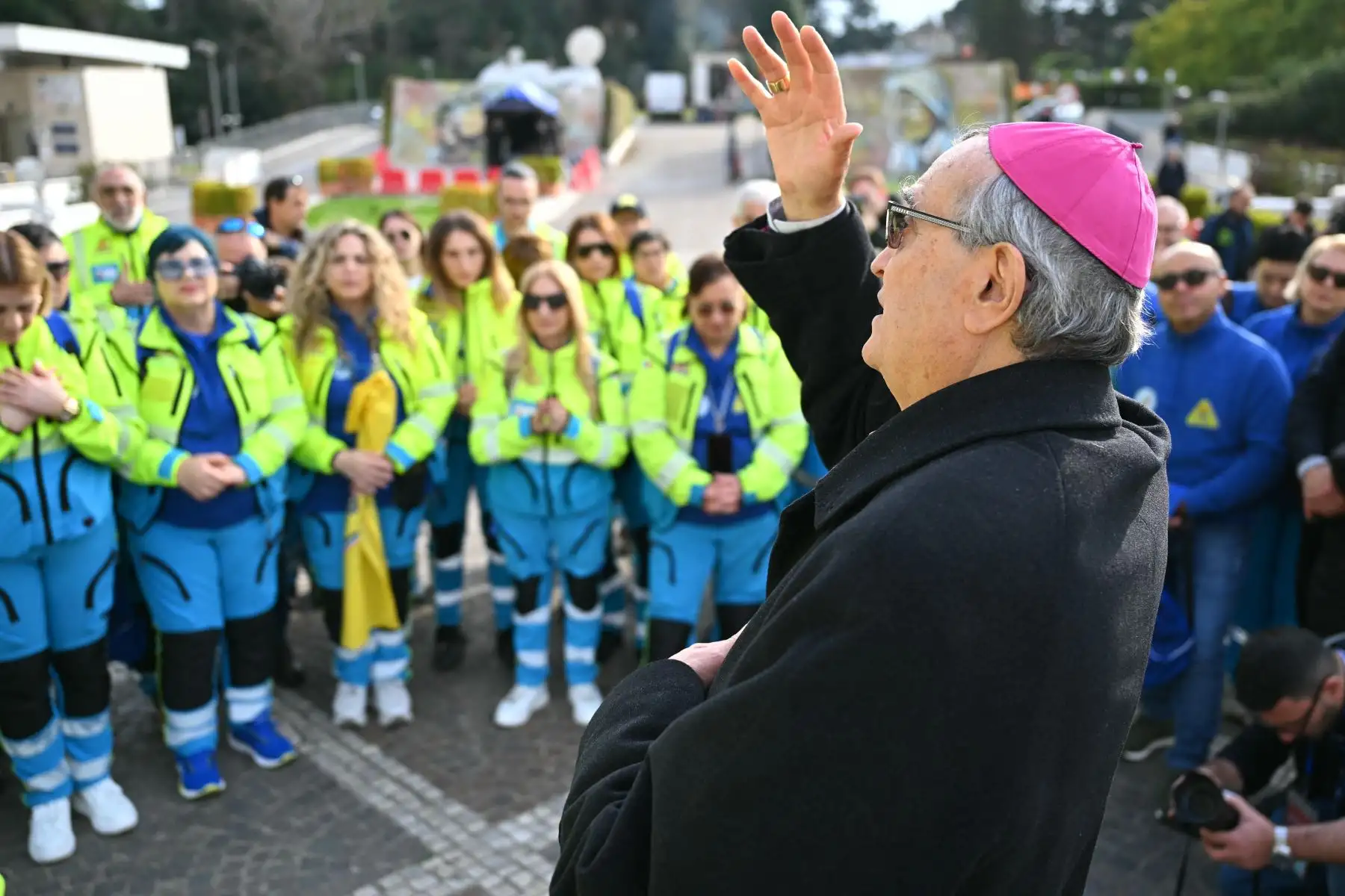 El obispo Franco Agostinelli reza con voluntarios de Misericordie en el hospital Gemelli donde el papa Francisco estuvo internado en Roma. El papa Francisco pasó una noche tranquila en el hospital, dijo el Vaticano, mientras el líder de la Iglesia católica de 88 años lucha contra la neumonía. Foto: ANDINA/AFP