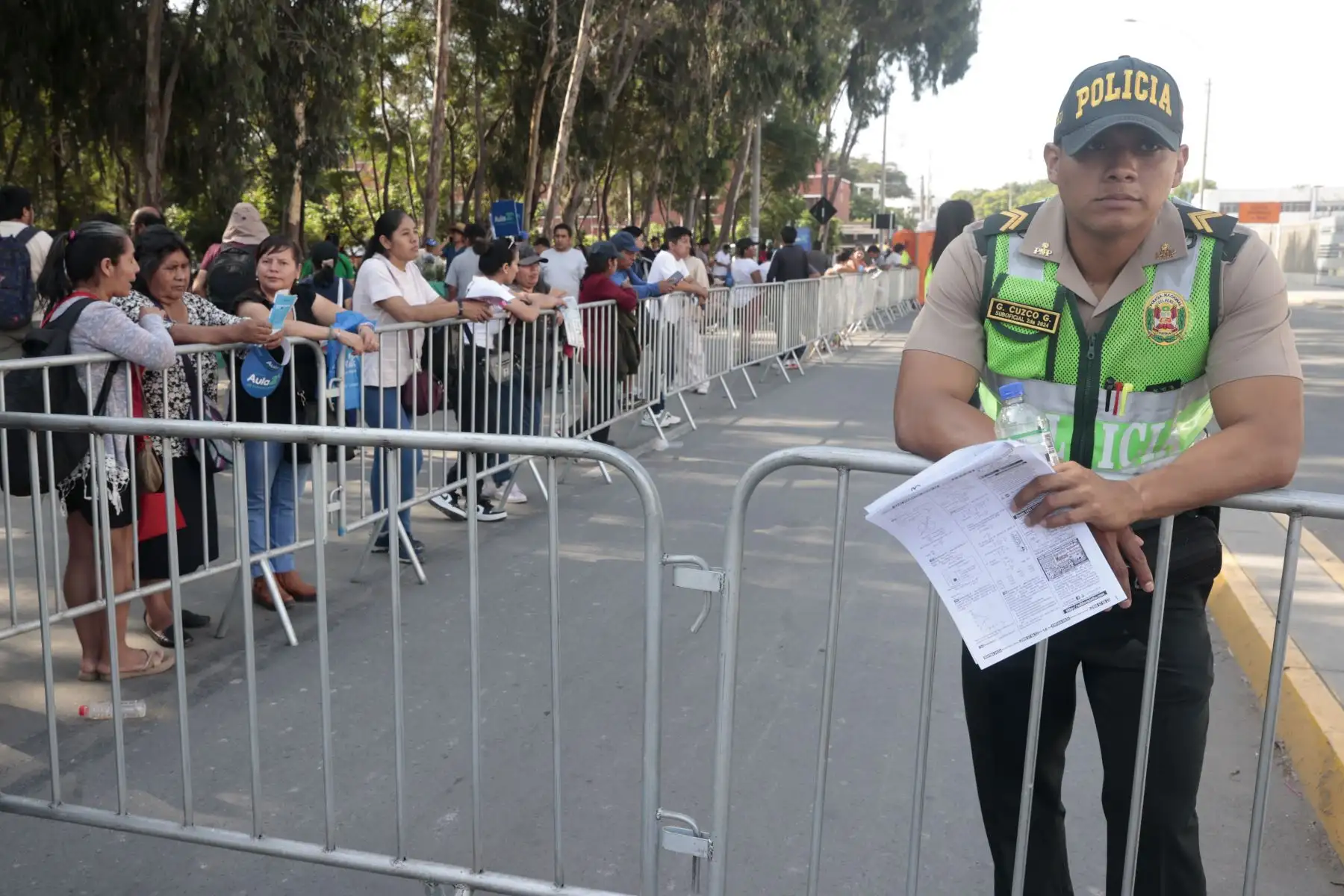 Familiares de los postulantes a UNMSM esperan en los exteriores de la Universidad, Hoy domingo 9 de marzo se realiza la cuarta y última jornada del examen de admisión de la Universidad Nacional Mayor de San Marcos (UNMSM), dirigida a los aspirantes de la carrera profesional de Medicina Humana. Foto: ANDINA/Vidal Tarqui