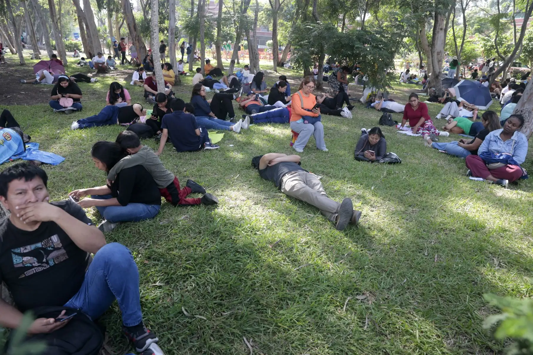 Familiares de los postulantes a UNMSM esperan en los exteriores de la Universidad, Hoy domingo 9 de marzo se realiza la cuarta y última jornada del examen de admisión de la Universidad Nacional Mayor de San Marcos (UNMSM), dirigida a los aspirantes de la carrera profesional de Medicina Humana. Foto: ANDINA/Vidal Tarqui