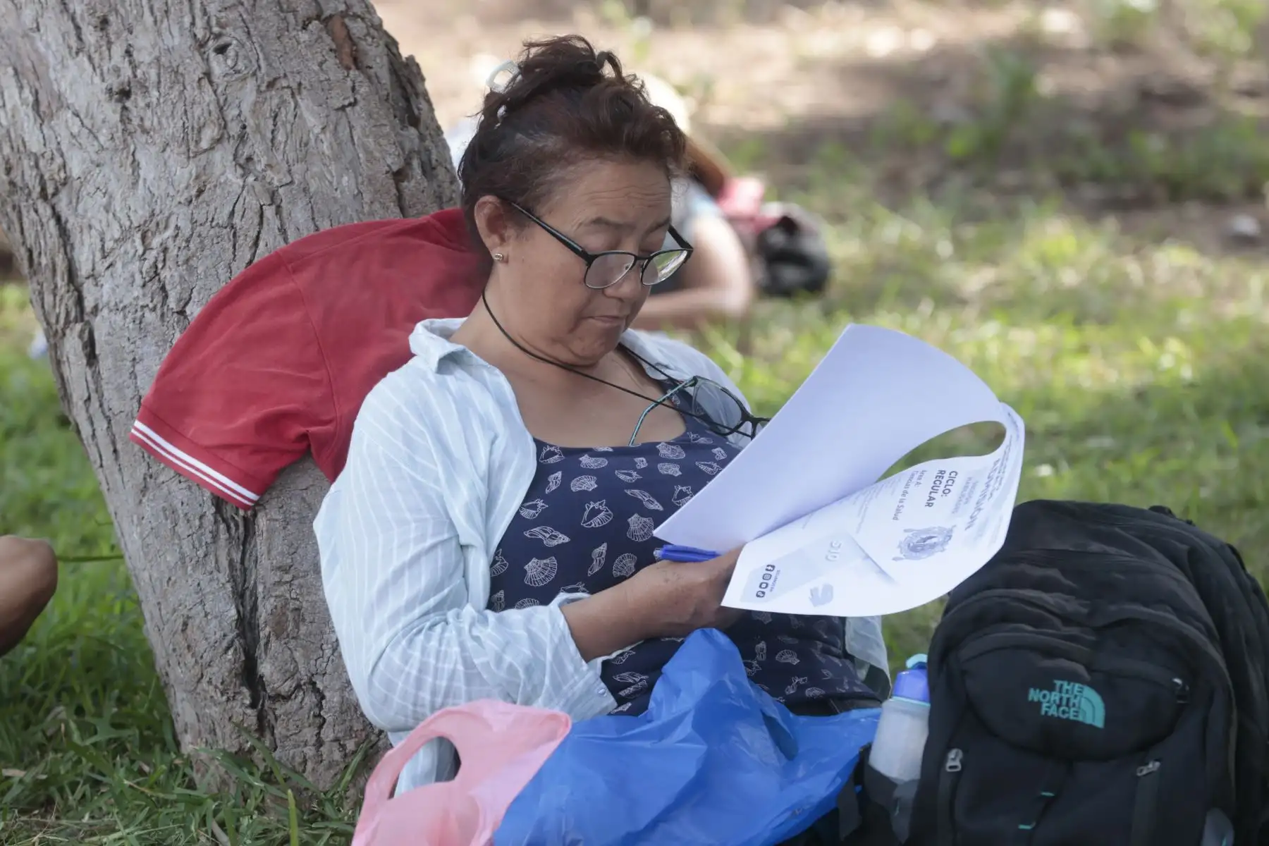 Familiares de los postulantes a UNMSM esperan en los exteriores de la Universidad, Hoy domingo 9 de marzo se realiza la cuarta y última jornada del examen de admisión de la Universidad Nacional Mayor de San Marcos (UNMSM), dirigida a los aspirantes de la carrera profesional de Medicina Humana. Foto: ANDINA/Vidal Tarqui