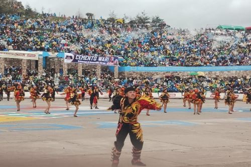 Los danzarines, llenos de energía, bailaron sobre la explanada del cerro antes de recorrer las calles de la ciudad mostrando sus trajes coloridos y la esencia de las danzas tradicionales.