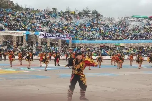 Los danzarines, llenos de energía, bailaron sobre la explanada del cerro antes de recorrer las calles de la ciudad mostrando sus trajes coloridos y la esencia de las danzas tradicionales.