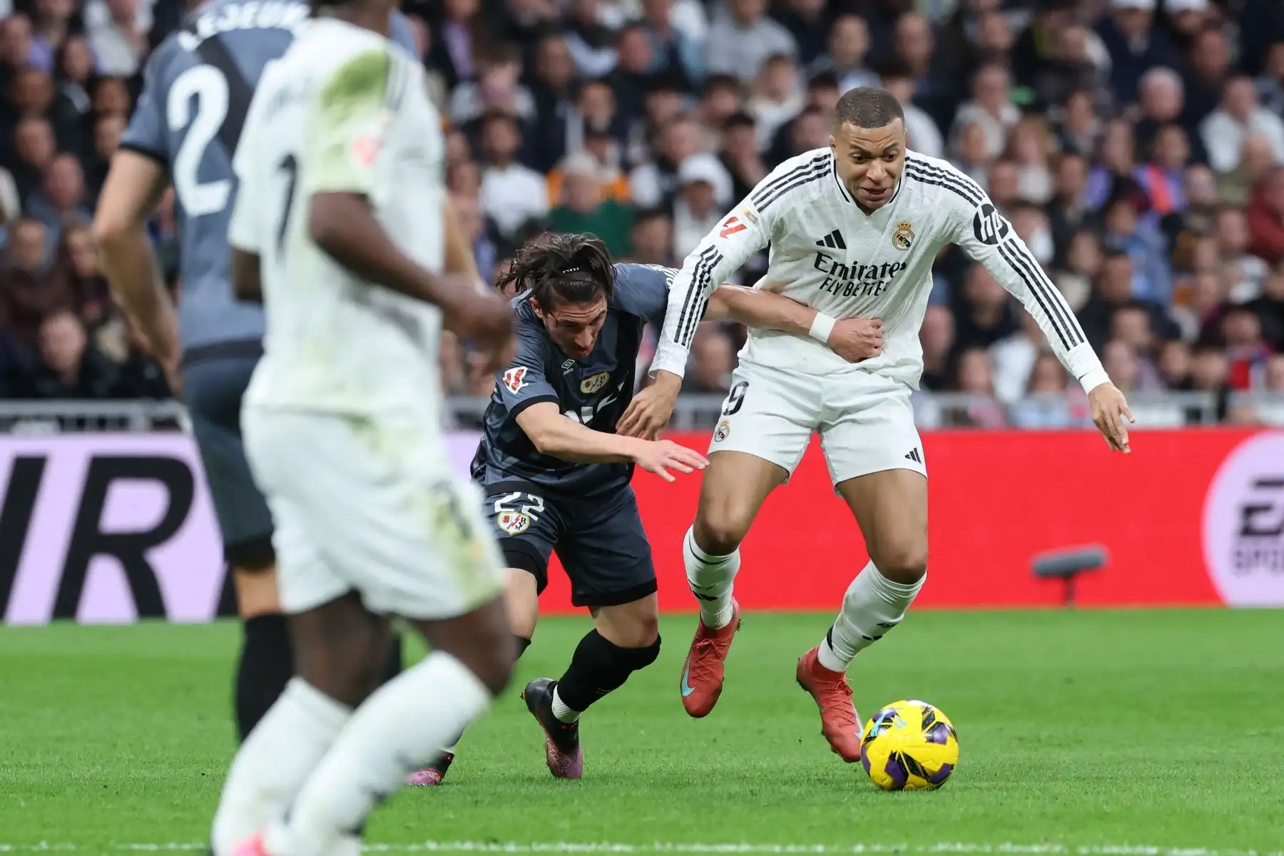 El defensa uruguayo del Rayo Vallecano, Alfonso Espino, y el delantero francés del Real Madrid, Kylian Mbappé, luchan por el balón durante el partido de fútbol de la liga española entre el Real Madrid CF y el Rayo Vallecano de Madrid. Foto: ANDINA/AFP