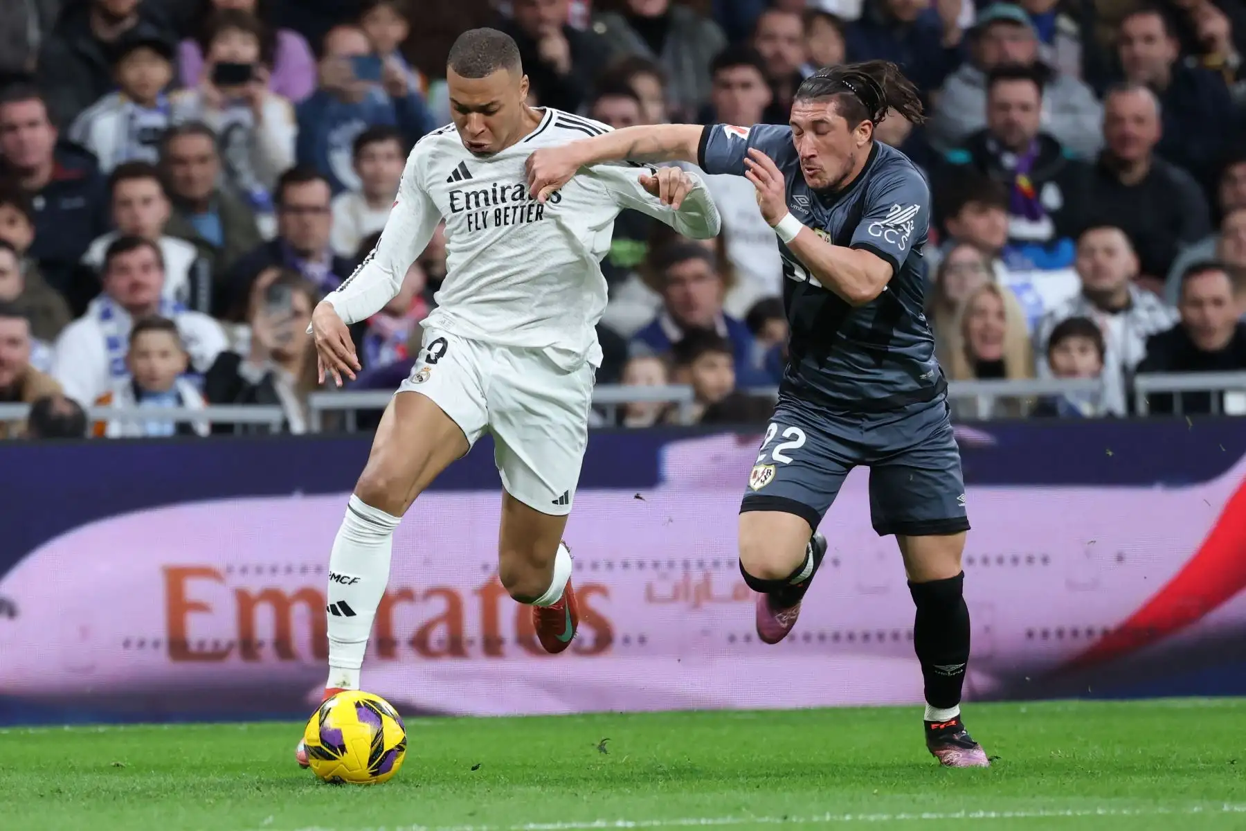 El defensa uruguayo  del Rayo Vallecano, Alfonso Espino, y el delantero francés del Real Madrid, Kylian Mbappé, luchan por el balón durante el partido de fútbol de la liga española entre el Real Madrid CF y el Rayo Vallecano de Madrid. Foto: ANDINA/AFP