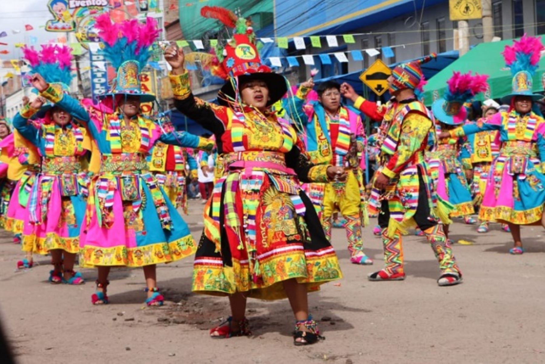 Esta competencia ha logrado posicionarse como una de las celebraciones más emblemáticas, uniendo arte, música y danza en una muestra vibrante de la riqueza cultural de la región Puno.