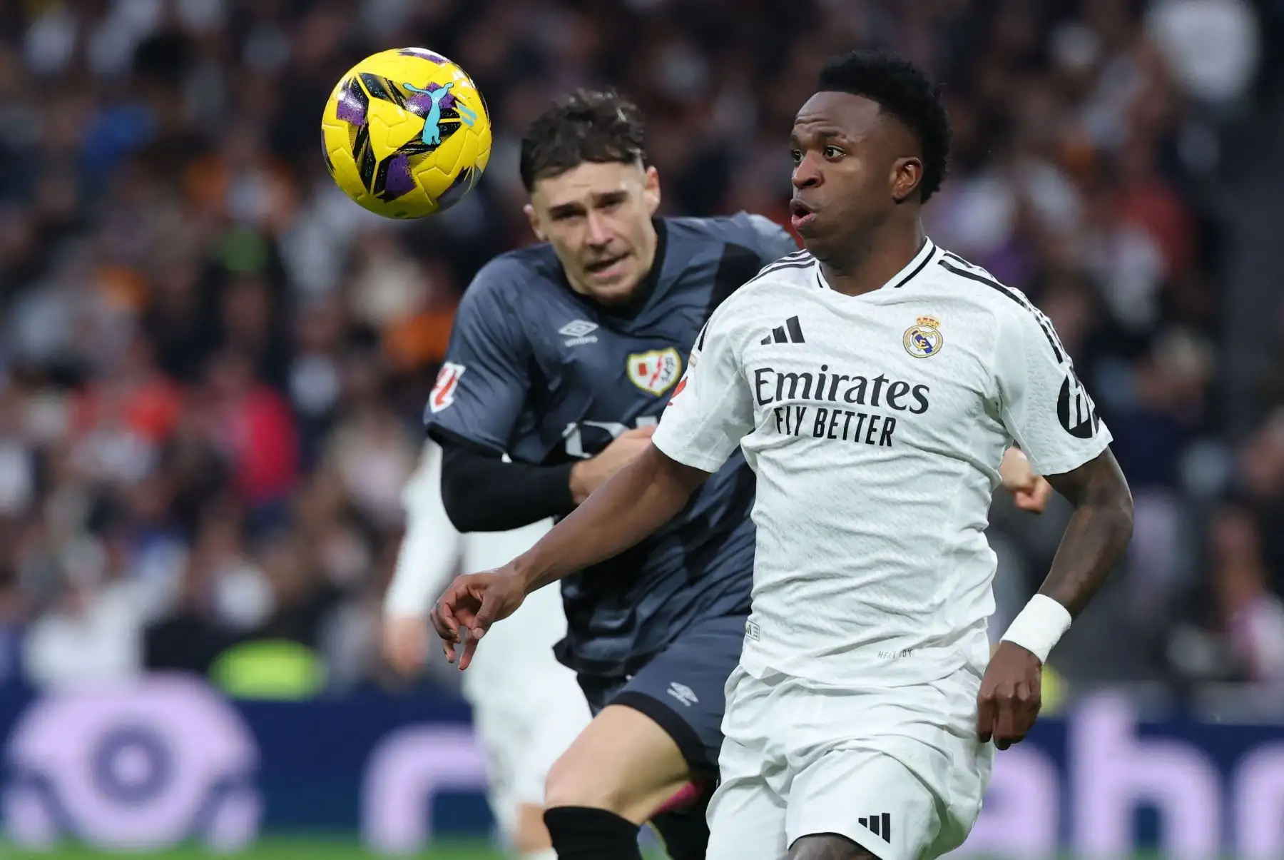 El defensa rumano del Rayo Vallecano, Andrei Ratiu, y el delantero brasileño del Real Madrid, Vinicius Junior, compiten por el balón durante el partido de fútbol de la liga española entre el Real Madrid CF y el Rayo Vallecano de Madrid. Foto: ANDINA/AFP