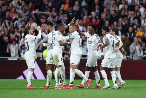 El Real Madrid da caza al Barcelona al vencer 2-1 al Rayo Vallecano