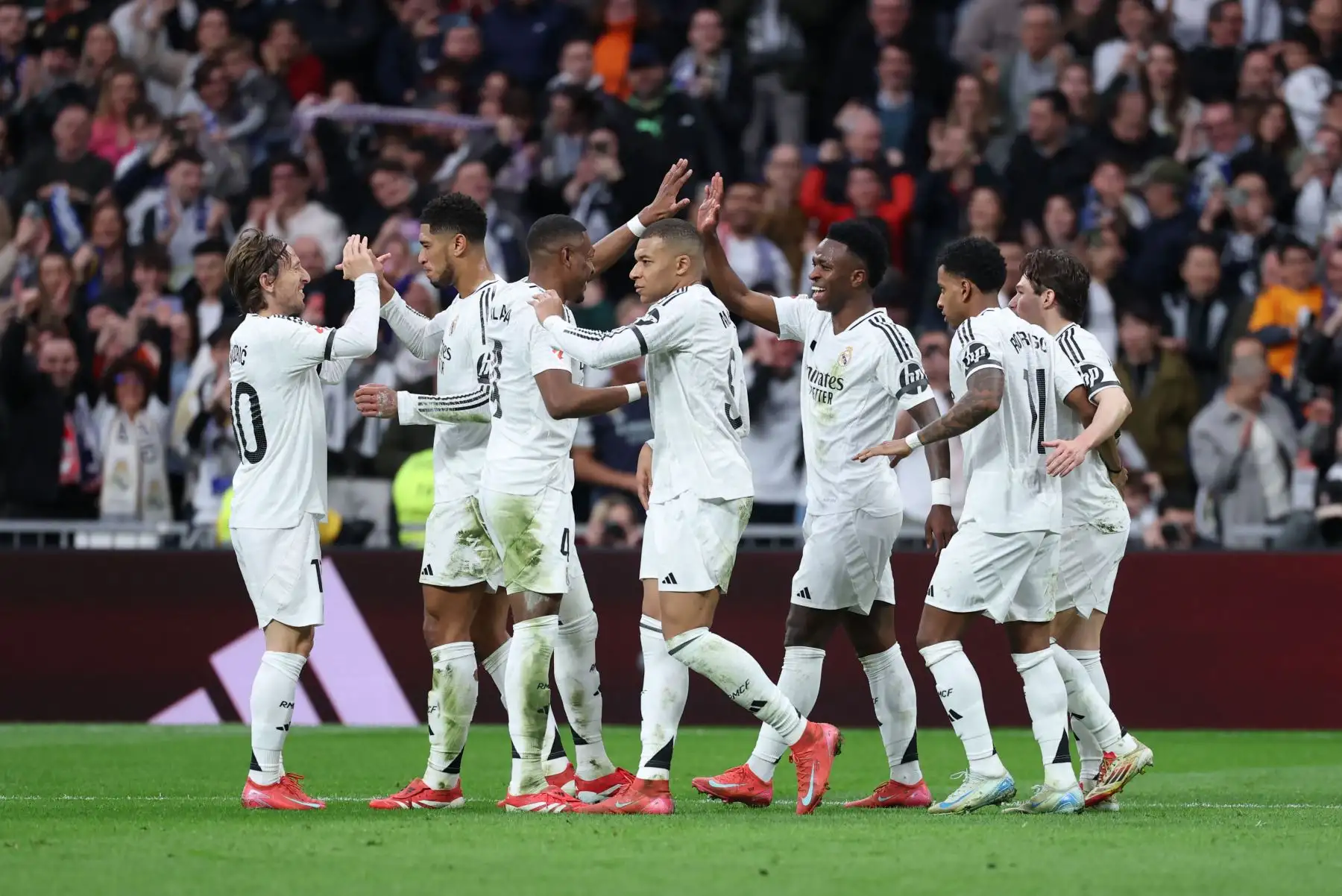 El delantero brasileño del Real Madrid, Vinicius Junior, celebra el segundo gol de su equipo durante el partido de fútbol de la liga española entre el Real Madrid CF y el Rayo Vallecano de Madrid. Foto: ANDINA/ AFP