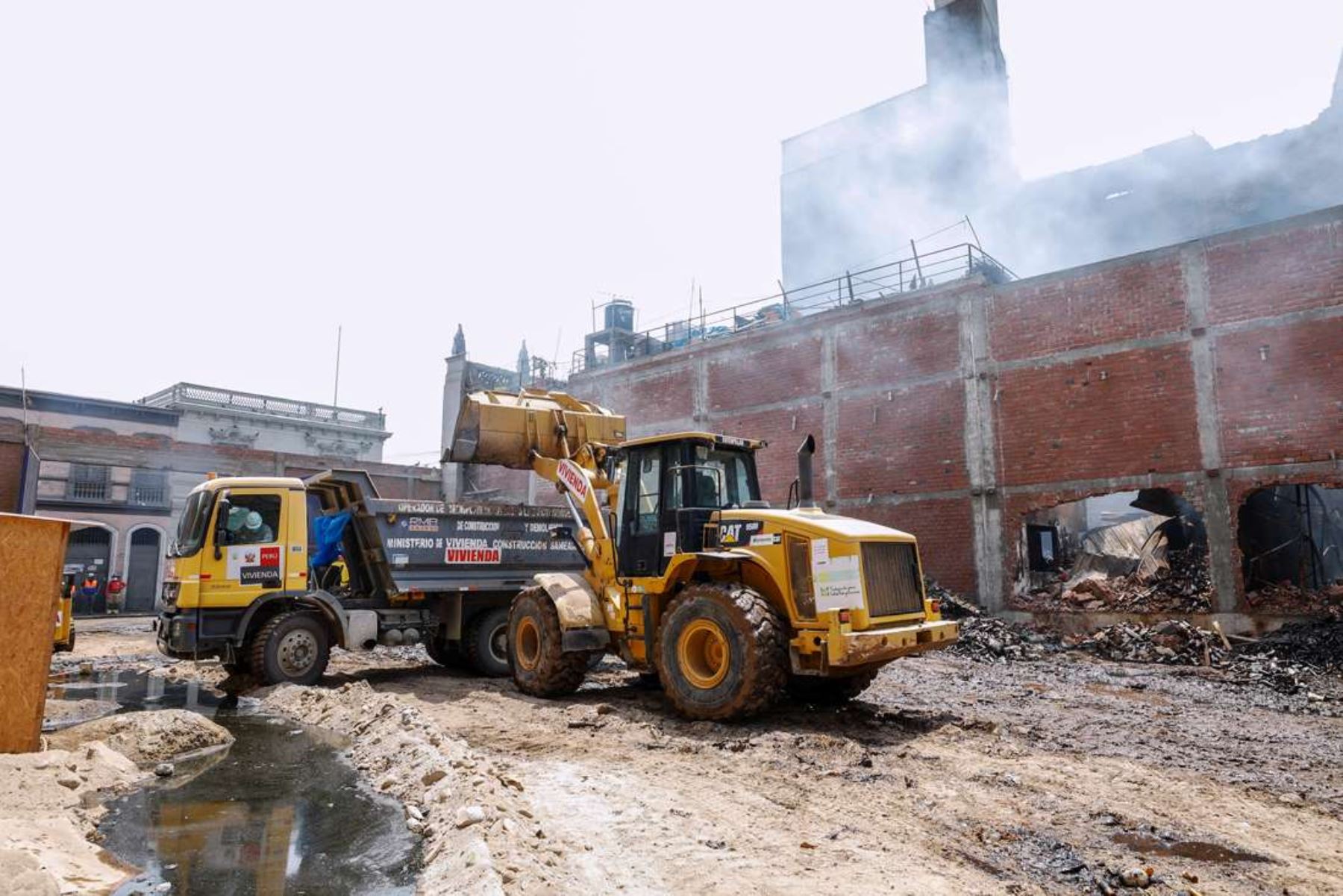 Barrios Altos: MVCS apoya en extinción de incendio y remoción de escombros. Foto: ANDINA/Difusión.