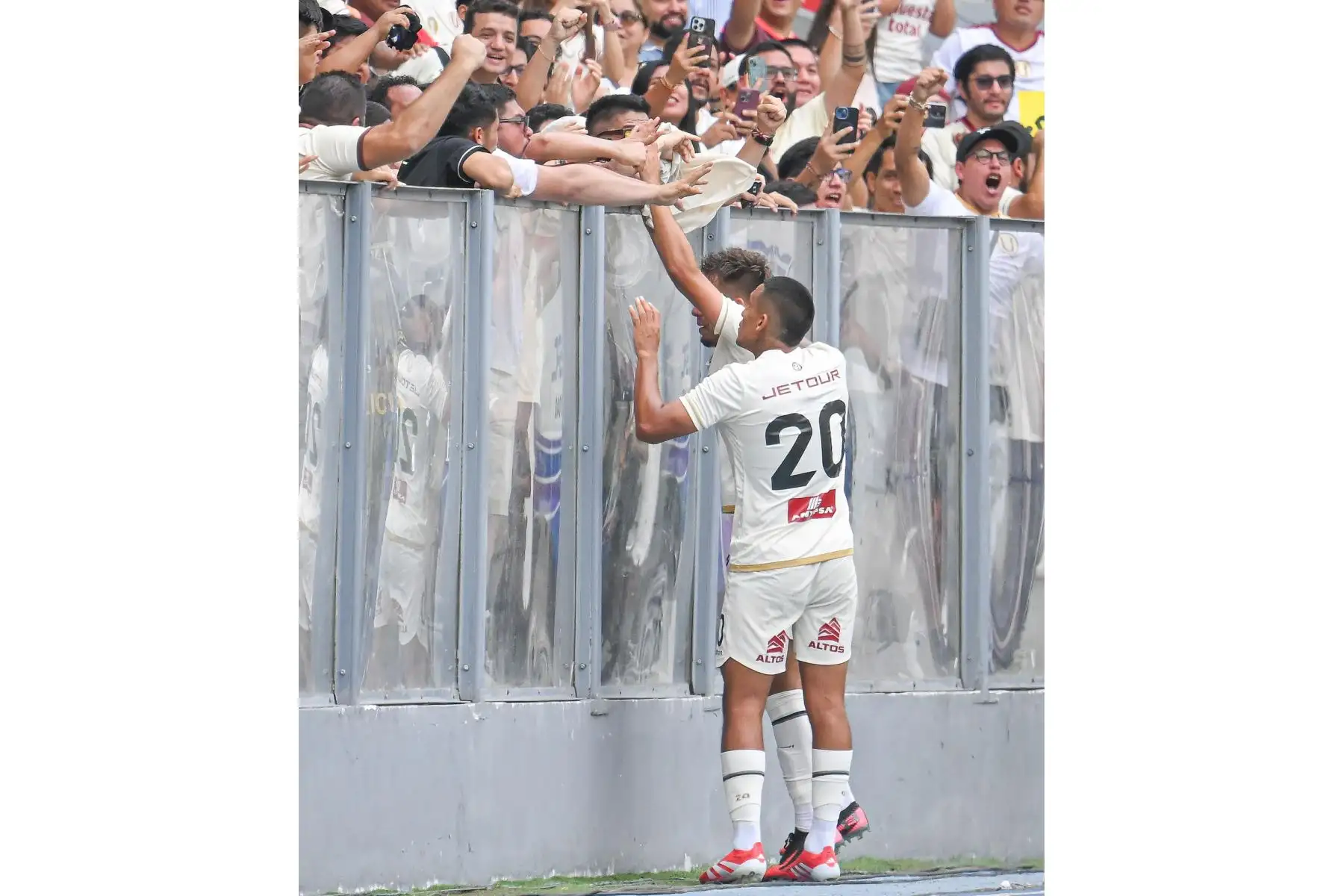 Universitario juega ante Sport Boys por la fecha 5 del Torneo Apertura 2025 de la Liga1 Te Apuesto, en el estadio Nacional de Lima. En la imagen, Martín Pérez Guedes celebra su gol.
Foto: Liga 1