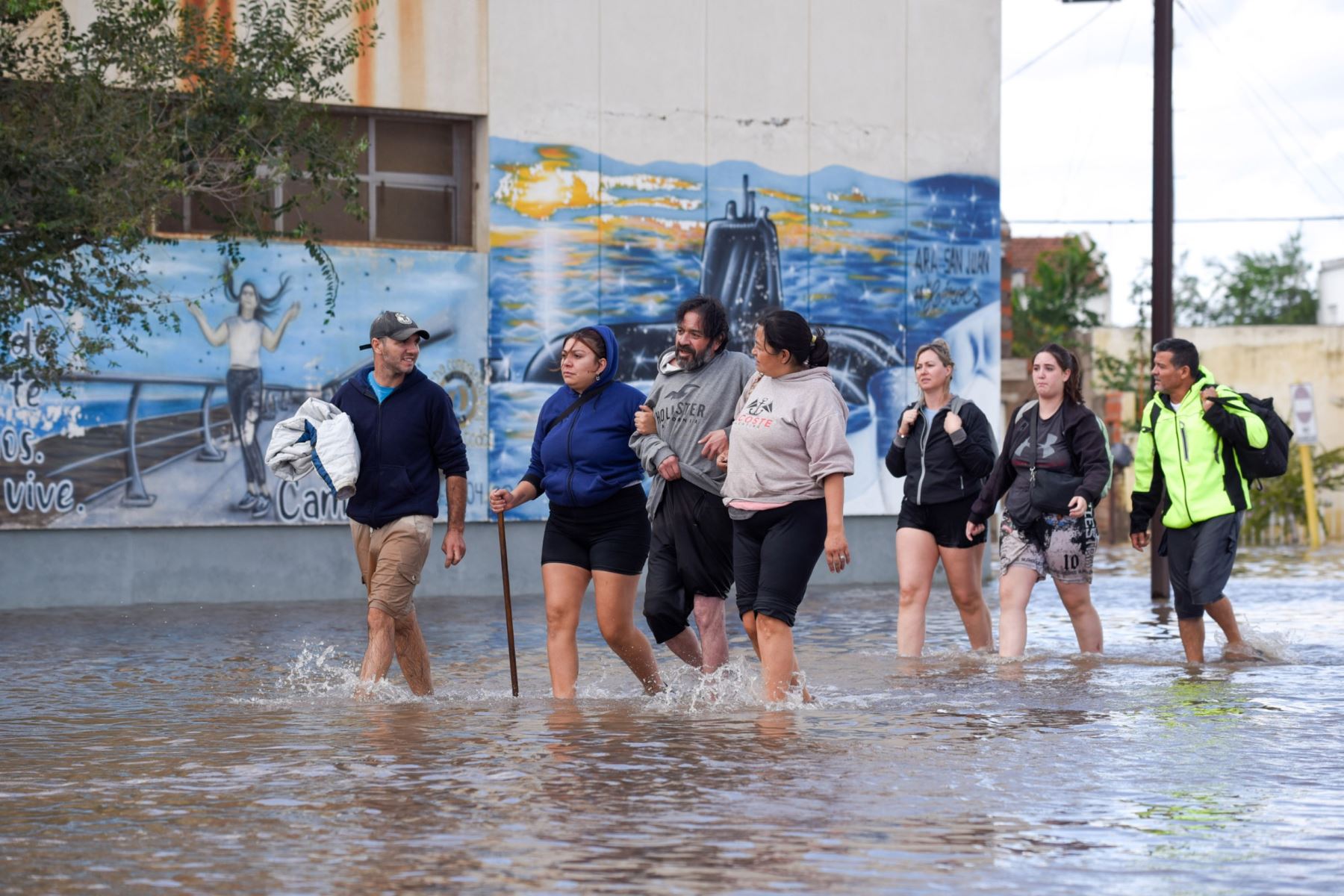 Fotografía que muestra personas caminando en una inundación en Bahía Blanca (Argentina). La policía de la provincia de Buenos Aires confirmó que ascendió a trece el número de personas fallecidas por las inundaciones en la ciudad argentina de Bahía Blanca.
Foto: EFE