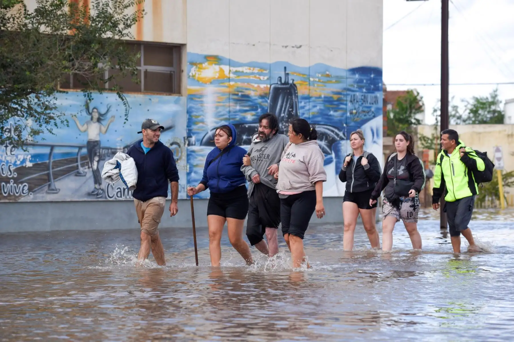 Fotografía que muestra personas caminando en una inundación en Bahía Blanca (Argentina). La policía de la provincia de Buenos Aires confirmó que ascendió a trece el número de personas fallecidas por las inundaciones en la ciudad argentina de Bahía Blanca.
Foto: EFE