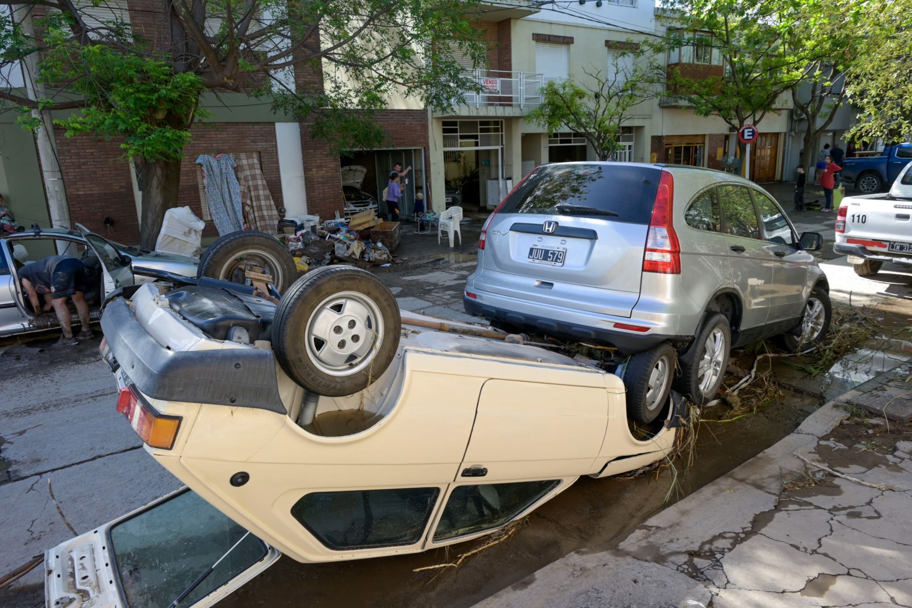 Fotografía que muestra automóviles dañados por una inundación  en Bahía Blanca (Argentina). La policía de la provincia de Buenos Aires confirmó este que ascendió a 16 el número de personas fallecidas por las inundaciones en la ciudad argentina de Bahía Blanca.
Foto: EFE