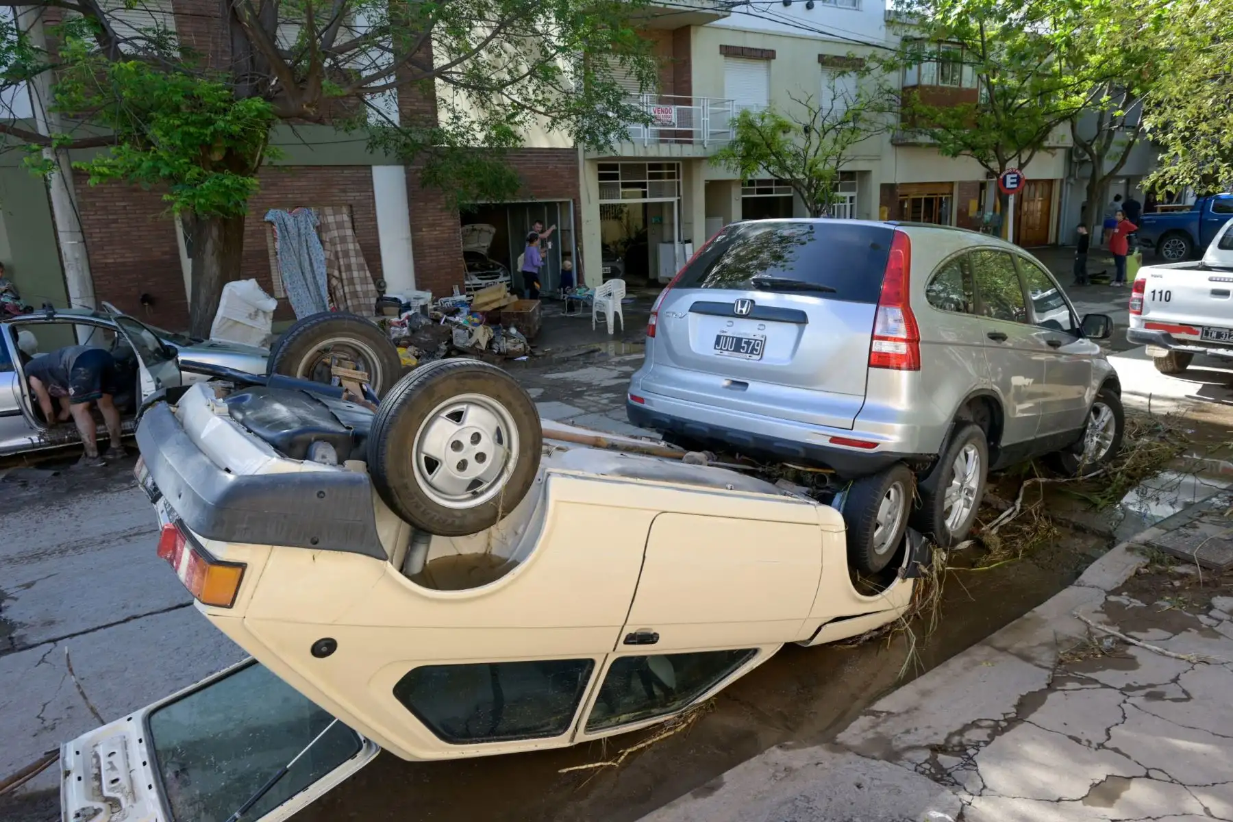 Fotografía que muestra automóviles dañados por una inundación  en Bahía Blanca (Argentina). La policía de la provincia de Buenos Aires confirmó este que ascendió a 16 el número de personas fallecidas por las inundaciones en la ciudad argentina de Bahía Blanca.
Foto: EFE