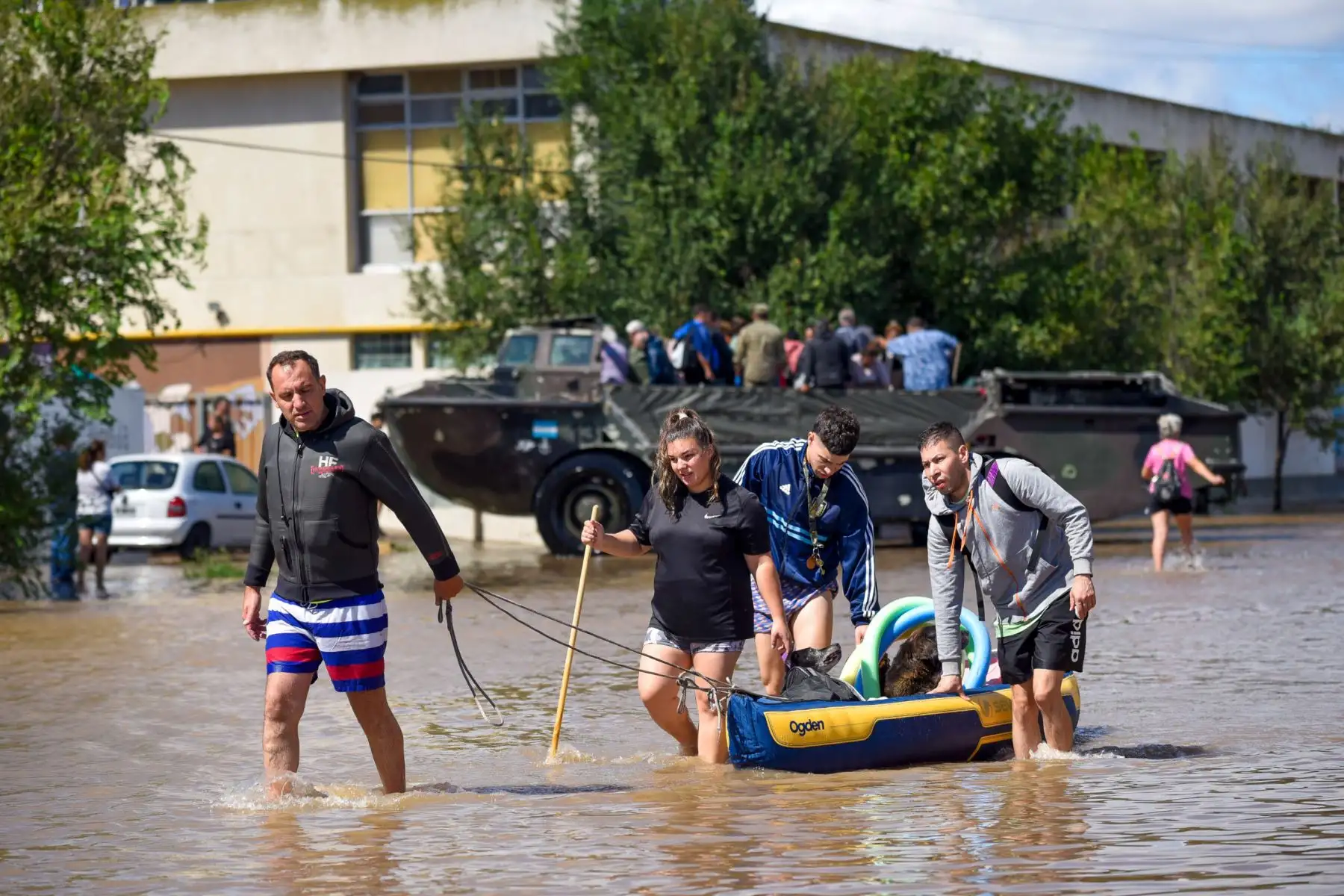 Fotografía que muestra personas caminando en una inundación este sábado en Bahía Blanca (Argentina). La policía de la provincia de Buenos Aires confirmó  que ascendió a 16 el número de personas fallecidas por las inundaciones en la ciudad argentina de Bahía Blanca.
Foto: EFE