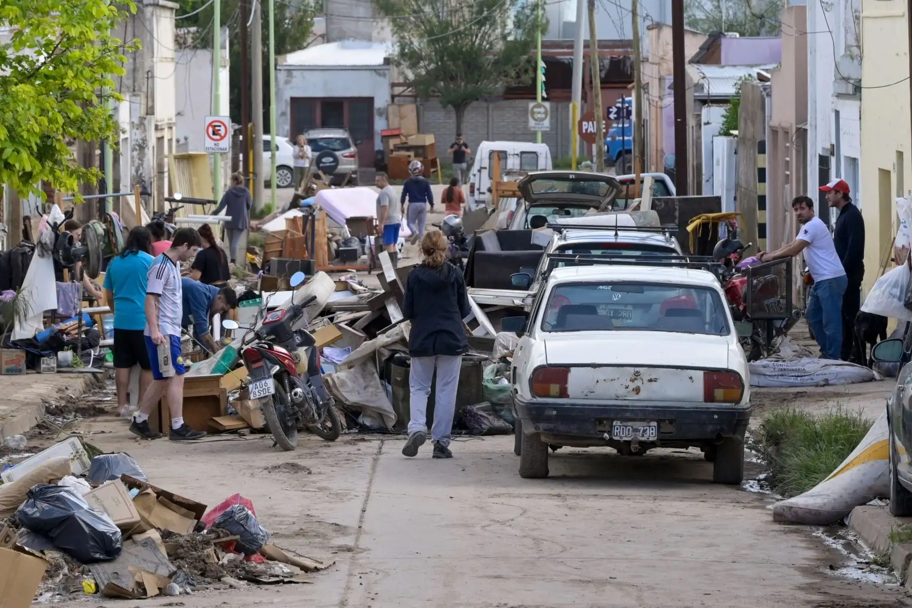 Fotografía que muestra personas caminando entre escombros ocasionados por una inundación  en Bahía Blanca (Argentina). La policía de la provincia de Buenos Aires confirmó que ascendió a 16 el número de personas fallecidas por las inundaciones en la ciudad argentina de Bahía Blanca.
Foto: EFE