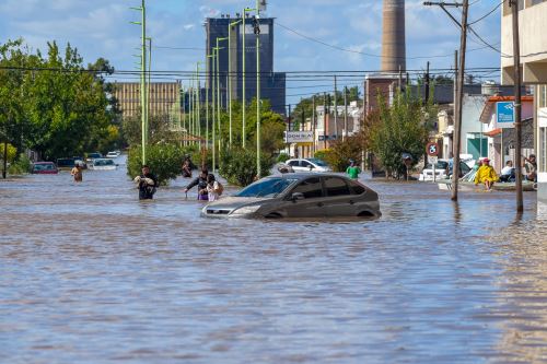 Ascienden a 16 los fallecidos por las inundaciones en Bahía Blanca, Argentina