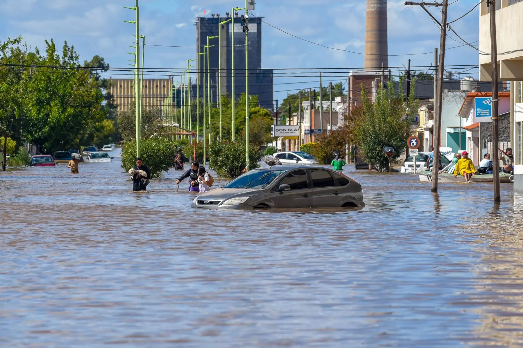 Fotografía que muestra inundaciones  en Bahía Blanca (Argentina). La policía de la provincia de Buenos Aires confirmó este sábado que ascendió a 16 el número de personas fallecidas por las inundaciones en la ciudad argentina de Bahía Blanca.
Foto: EFE