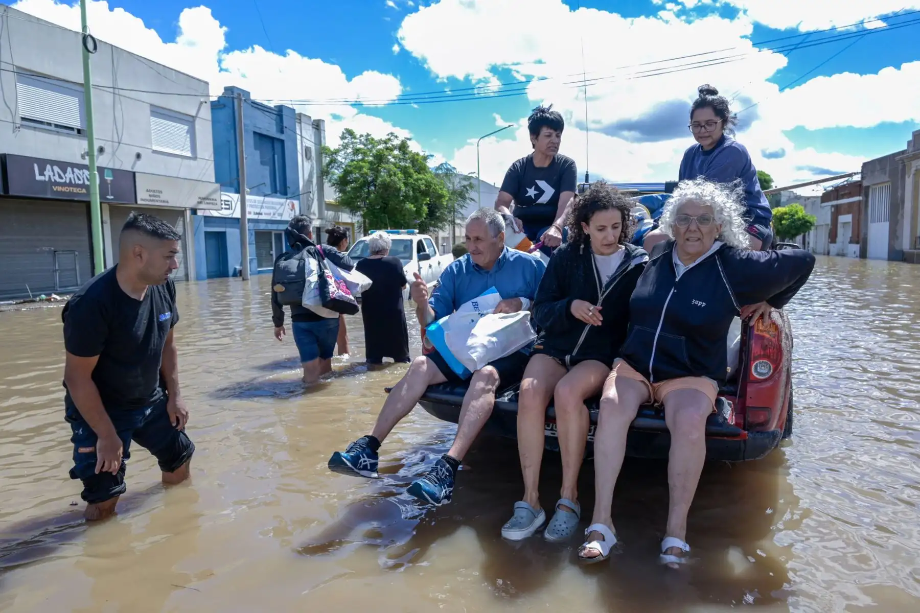 Fotografía que muestra personas saliendo de una inundación en Bahía Blanca (Argentina). La policía de la provincia de Buenos Aires confirmó, que ascendió a 16 el número de personas fallecidas por las inundaciones en la ciudad argentina de Bahía Blanca.
Foto: AFP