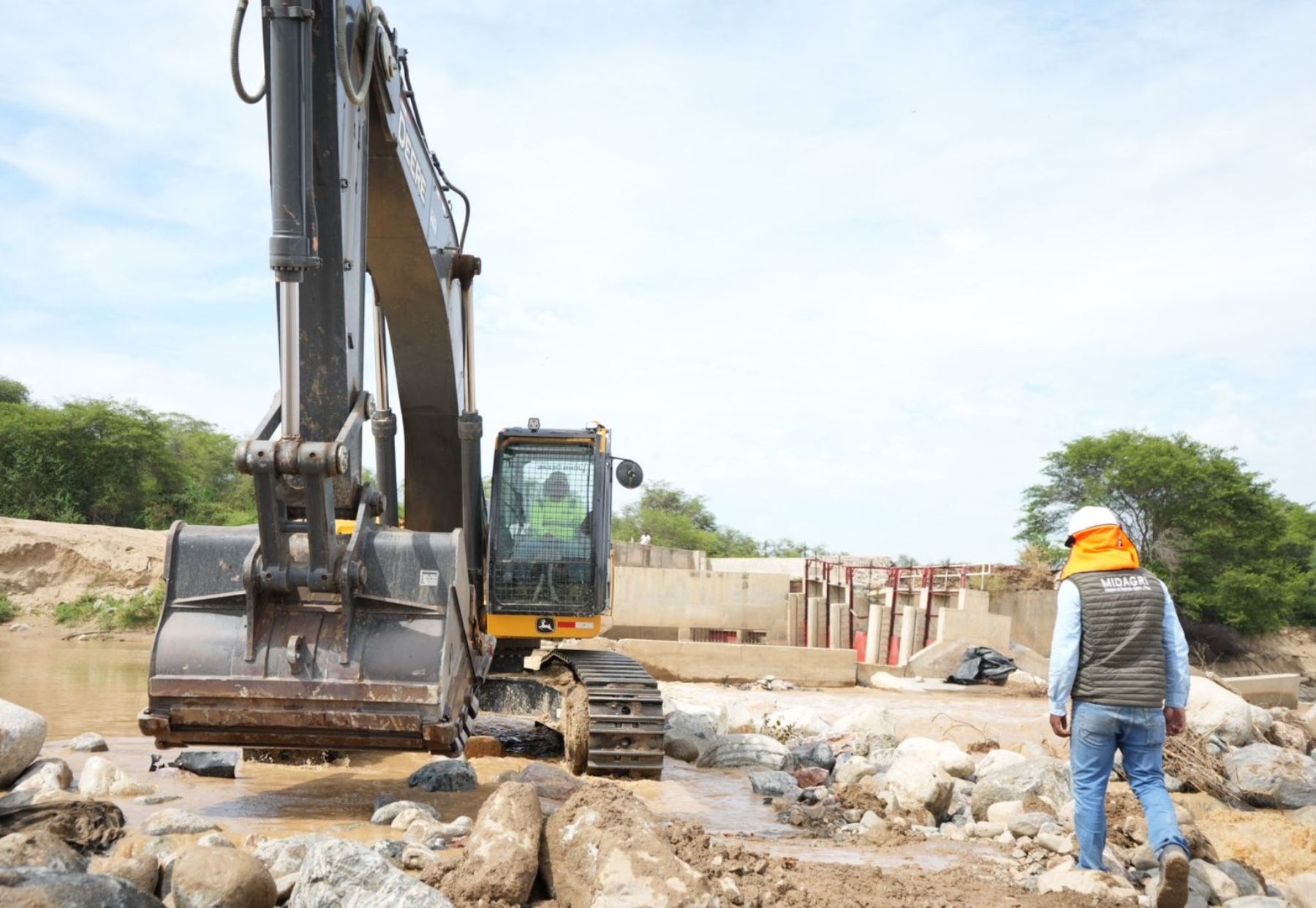 Con apoyo de maquinaria pesada, la ANA inició los trabajos de descolmatación y limpieza en la cuenca del río La Leche, región Lambayeque, para prevenir posibles desbordes. ANDINA/Difusión