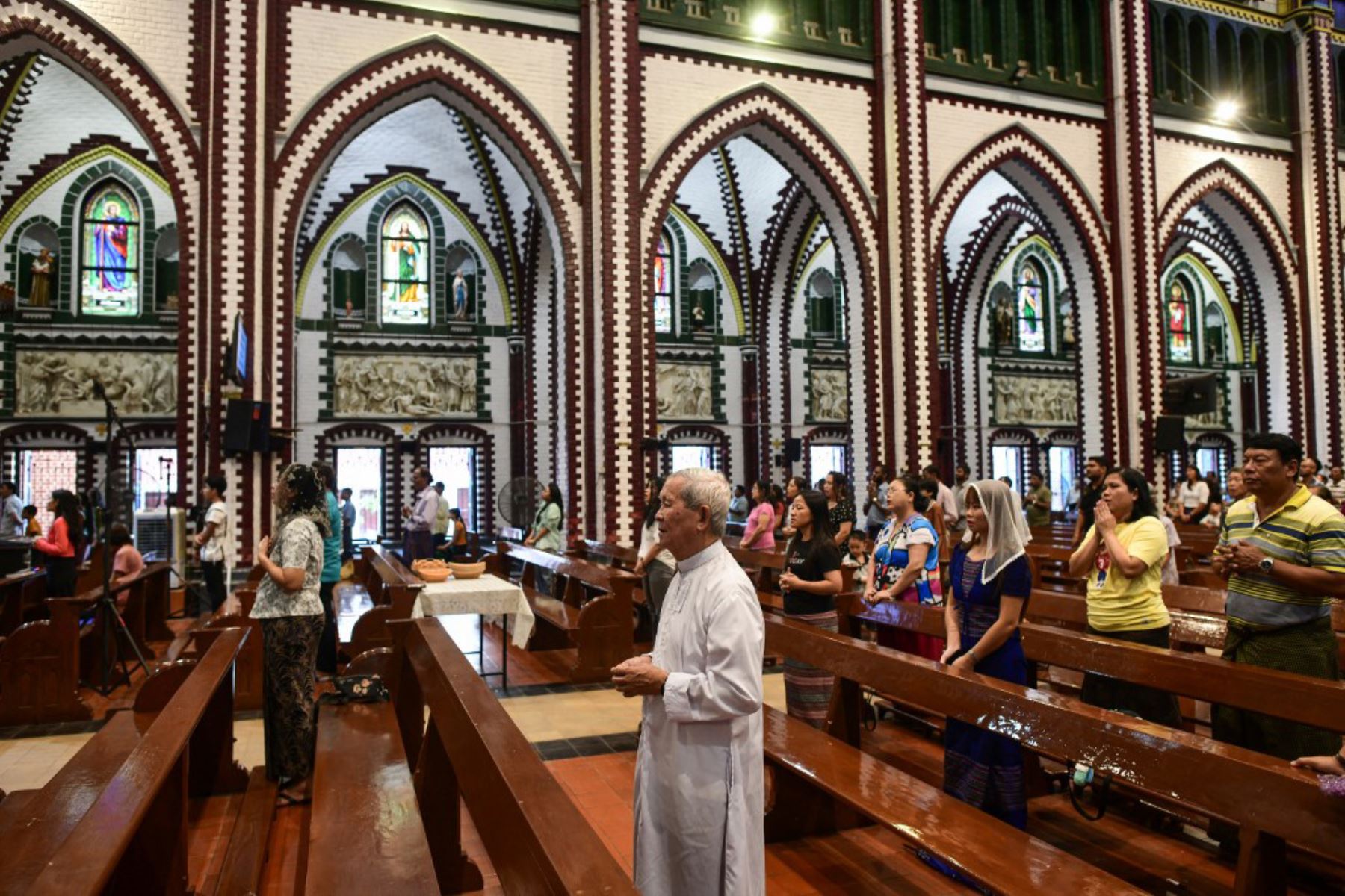 Creyentes católicos de Myanmar rezan por la salud del Papa Francisco en la Catedral de Santa María en Yangon. Foto: AFP