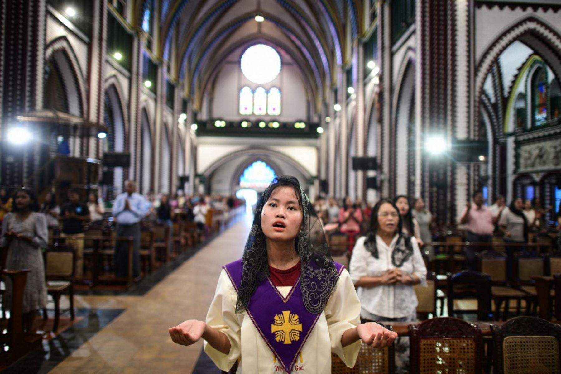 Una devota católica de Myanmar reza por la salud del Papa Francisco en la Catedral de Santa María en Yangon. Foto: AFP