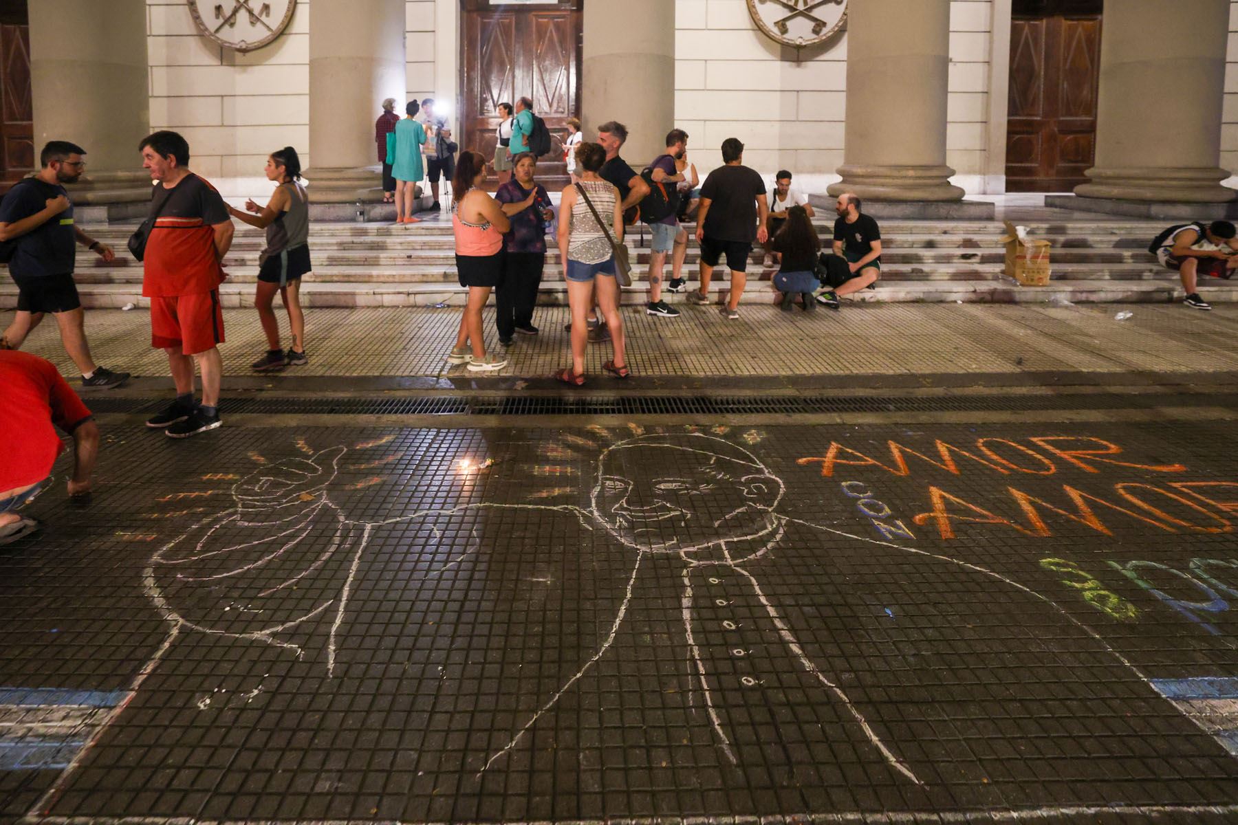 Diversas personas se reúnen este viernes para pedir por la salud del papa Francisco frente a la Catedral de Buenos Aires, en Argentina. Foto: EFE